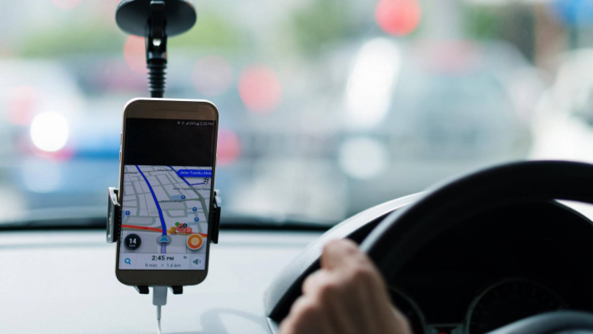 سائق يعمل على التطبيقات الذكية