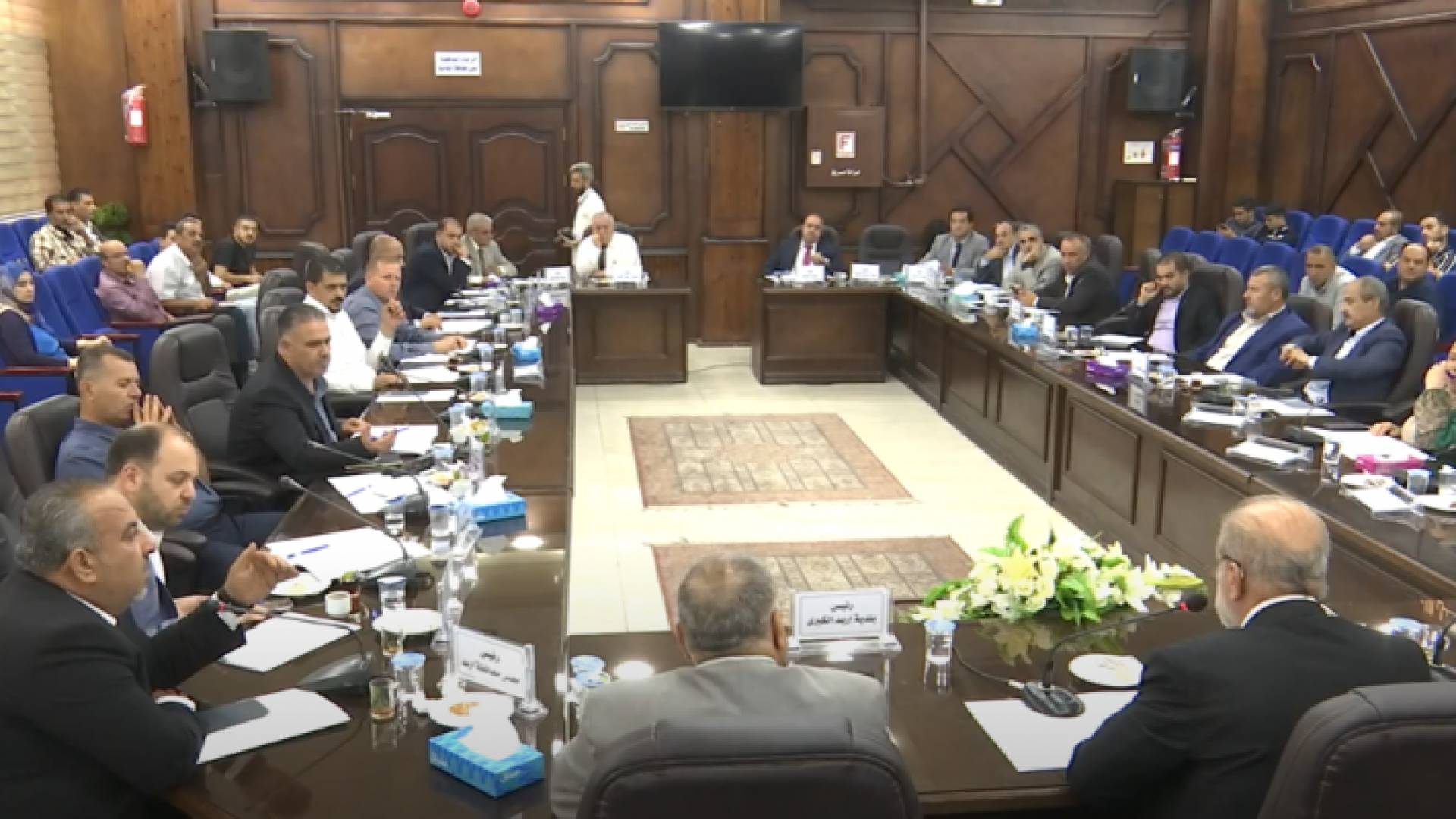 رئيس بلدية إربد نبيل الكوفحي أثناء الاجتماع