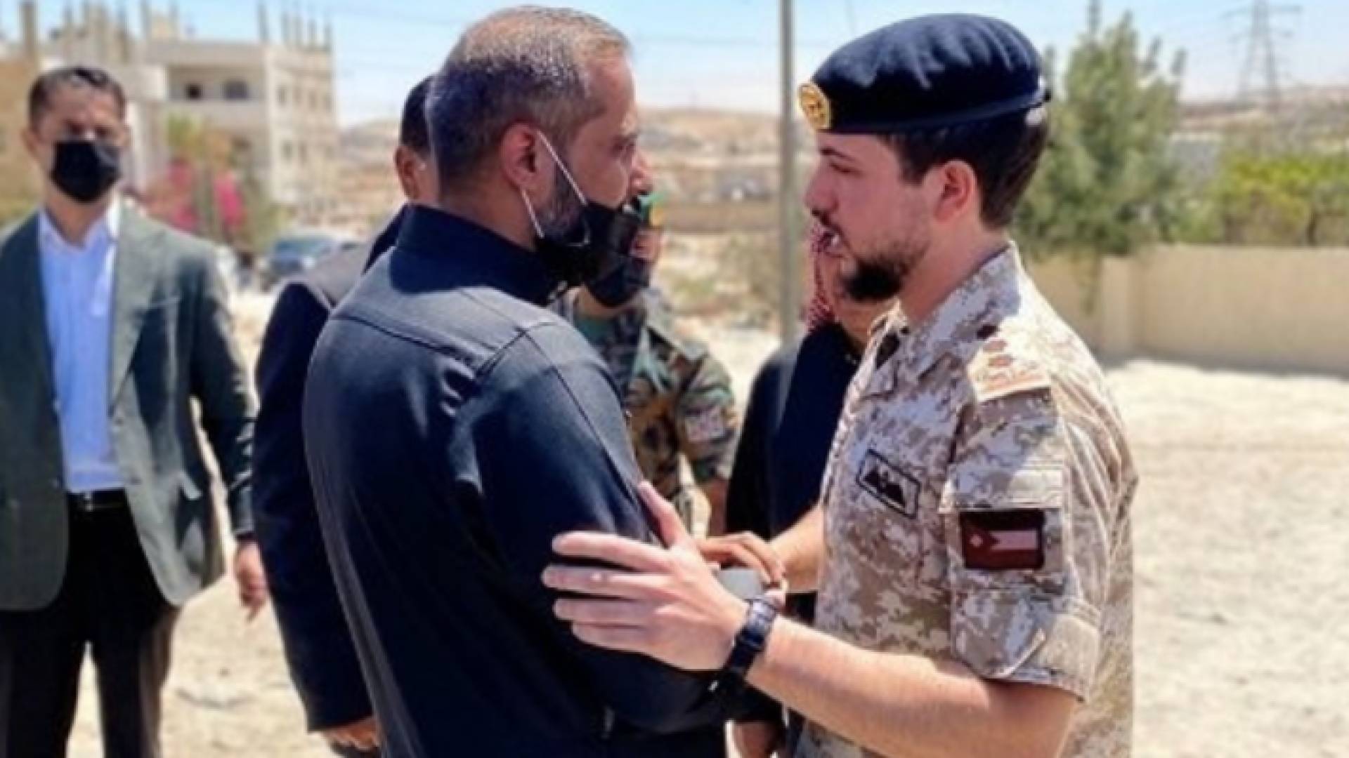 صورة لولي العهد خلال تأديته واجب العزاء