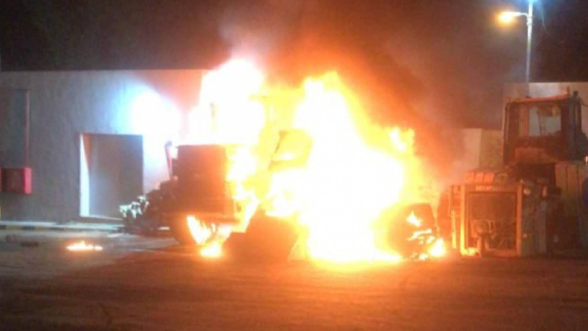 حريق يأتي على آليات في كراج البلدية