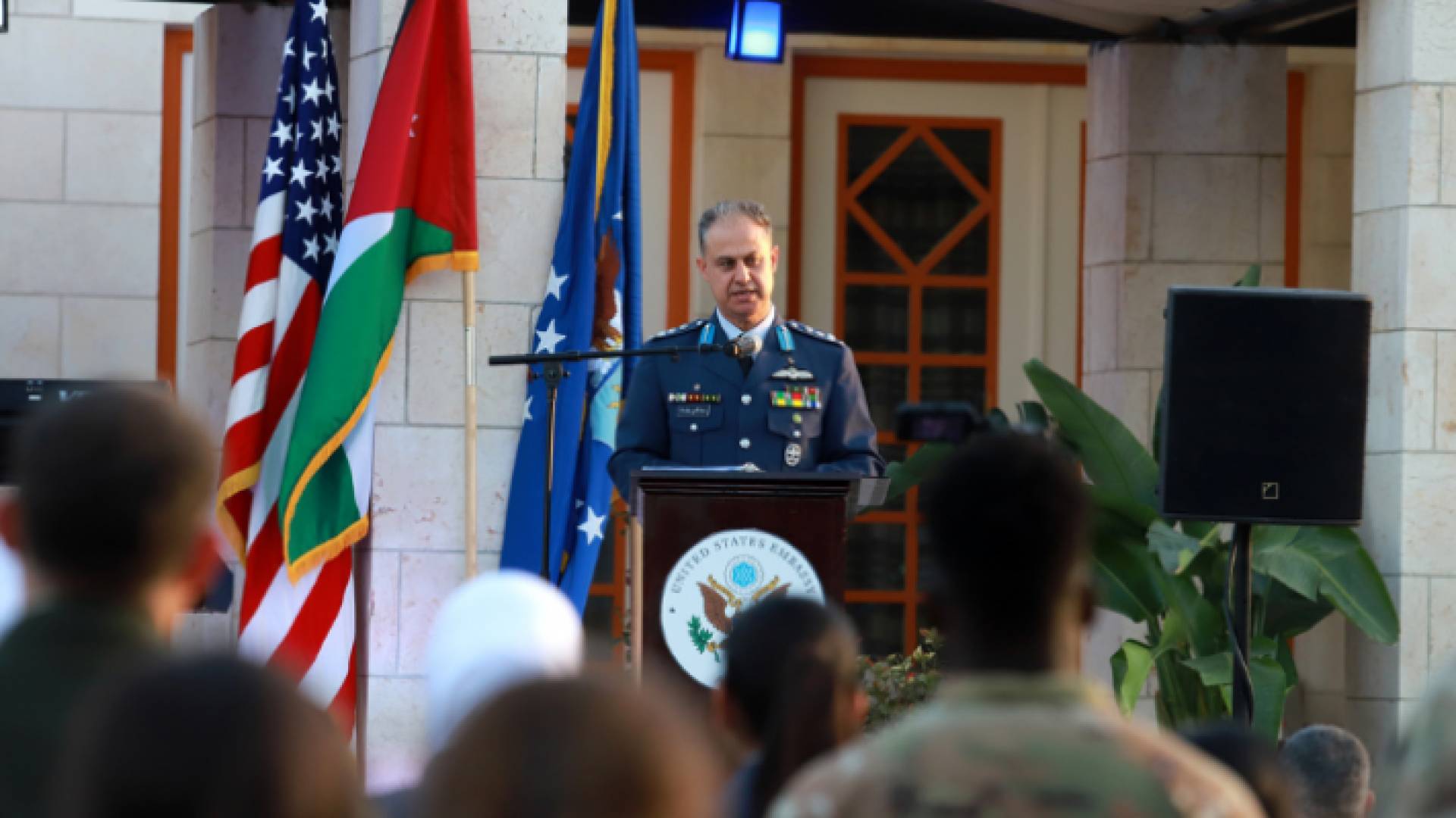 قائد سلاح الجو الملكي الأردني العميد الركن محمد حياصات يتحدث في احتفالات الذكرى الـ75 لتأسيس القوات الجوية الأمريكية