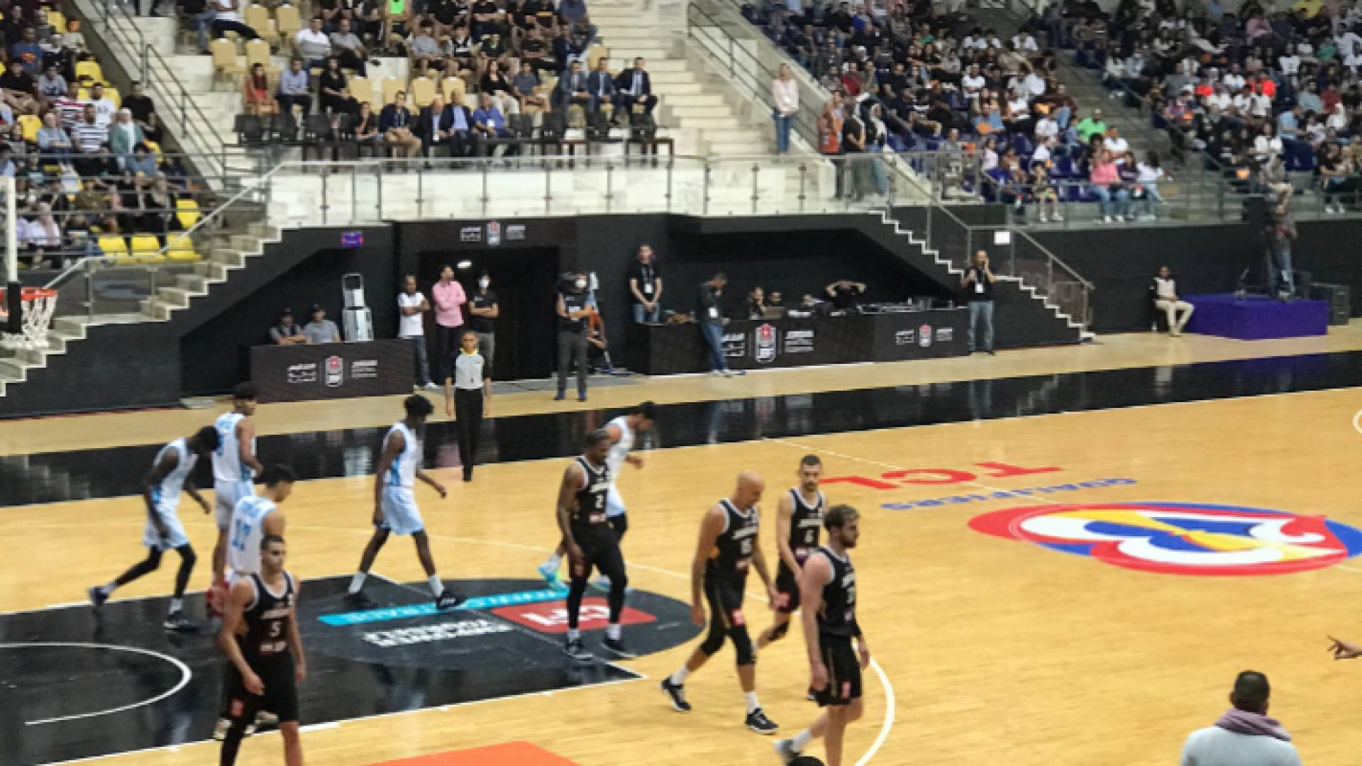 صورة من مباراة المنتخب الوطني لكرة السلة مع نظيره الهندي في صالة الأمير حمزة