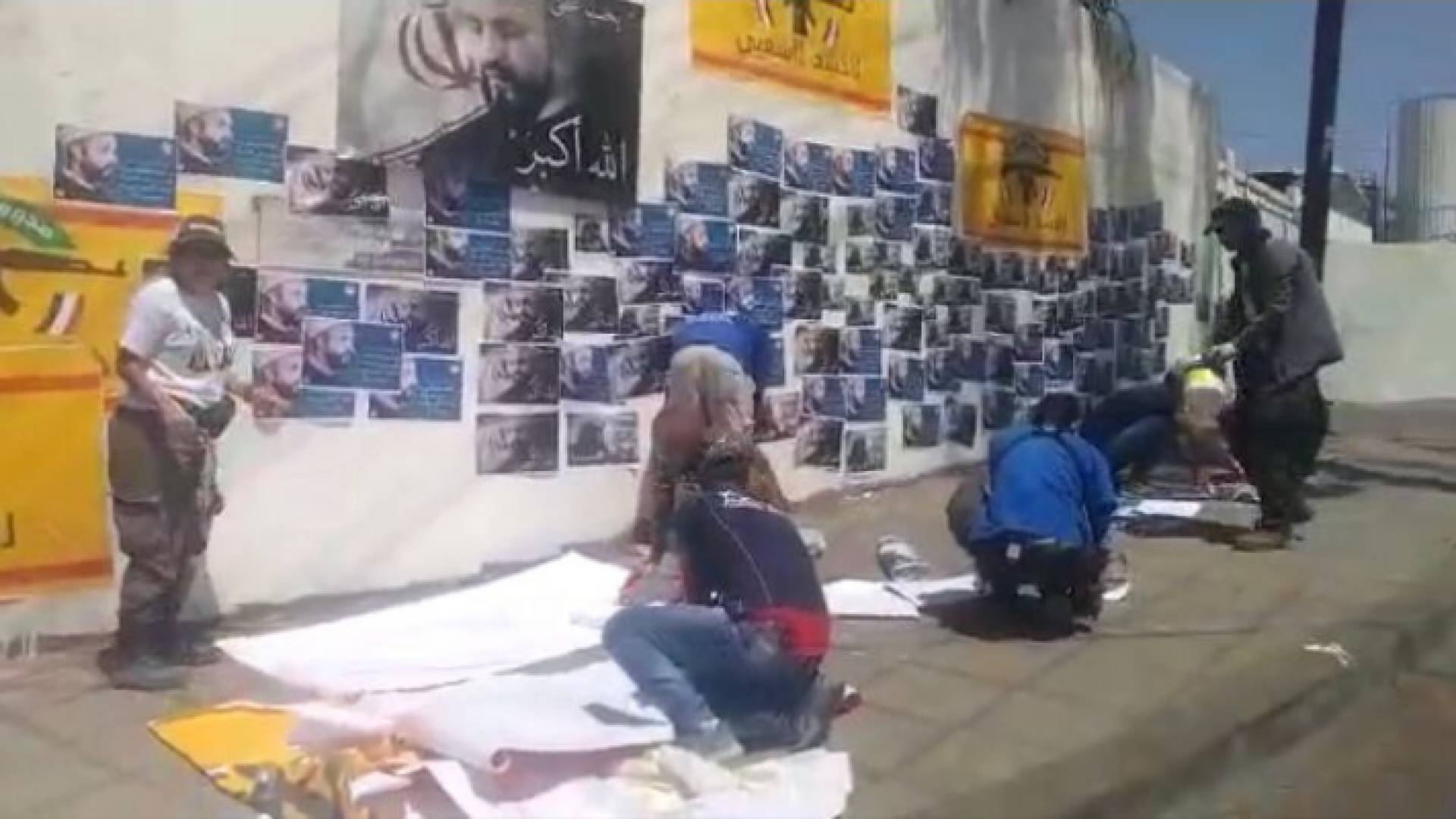 رسومات جدارية وصور لشخصيات إيرانية معلقة على جدار في العاصمة عمان