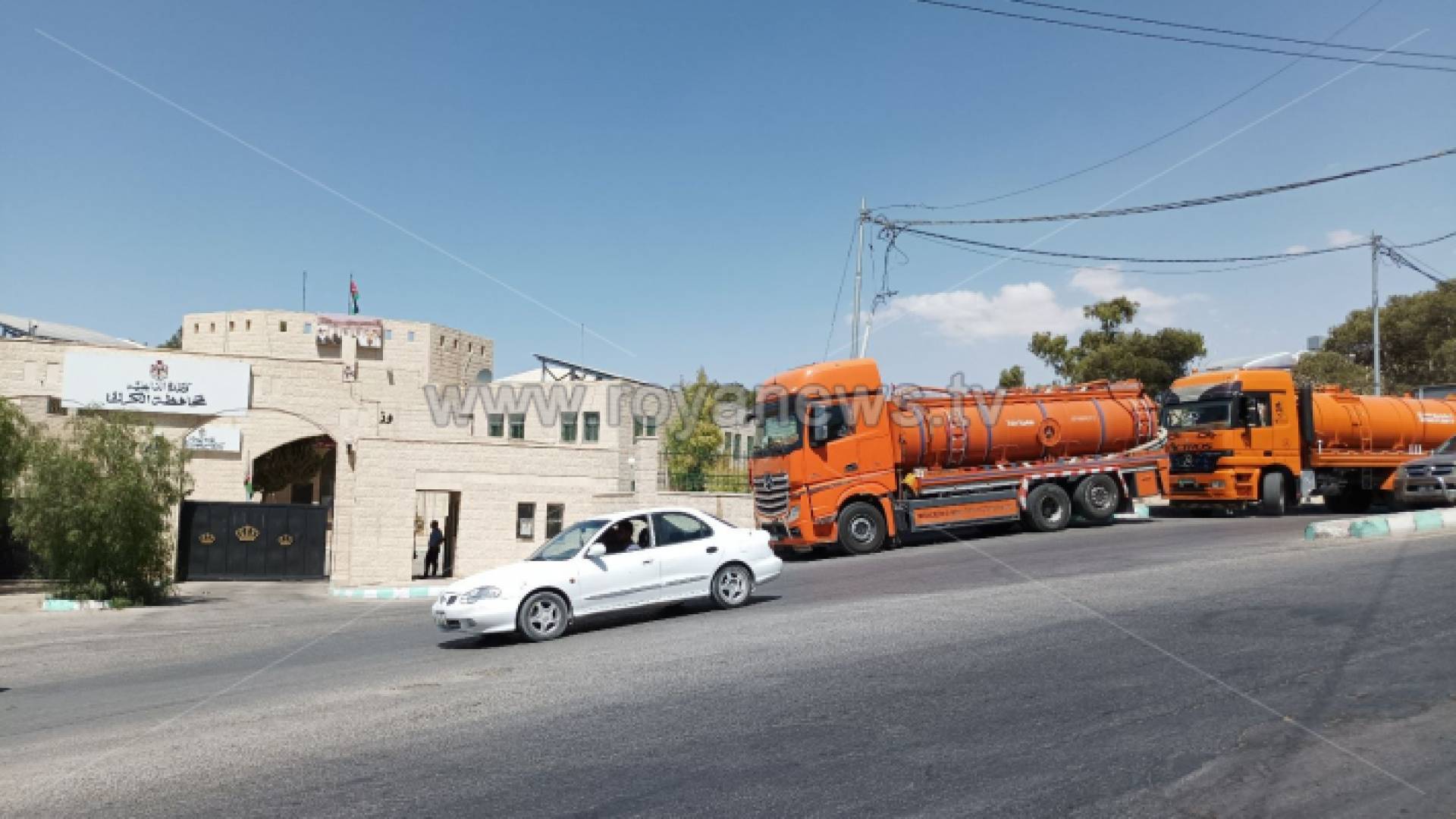 صهاريج نضح أمام مبنى محافظة الكرك