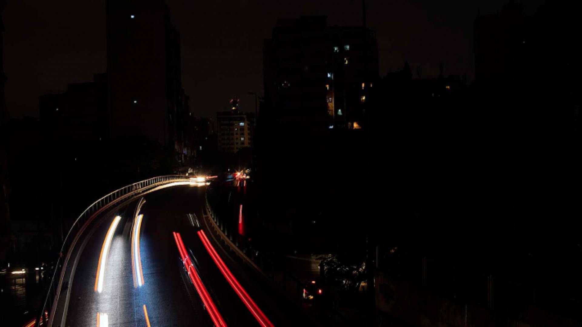 شوارع بيروت غارقة في العتمة