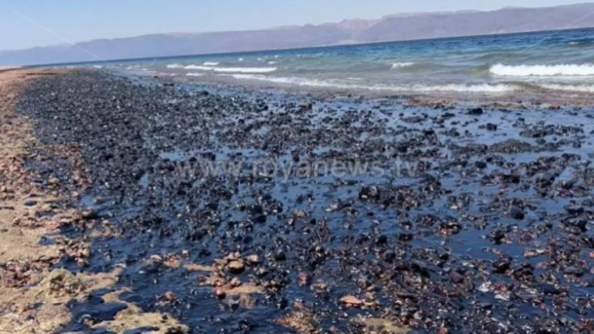 صورة توضيحية للزيت المنسكب من باخرة العقبة