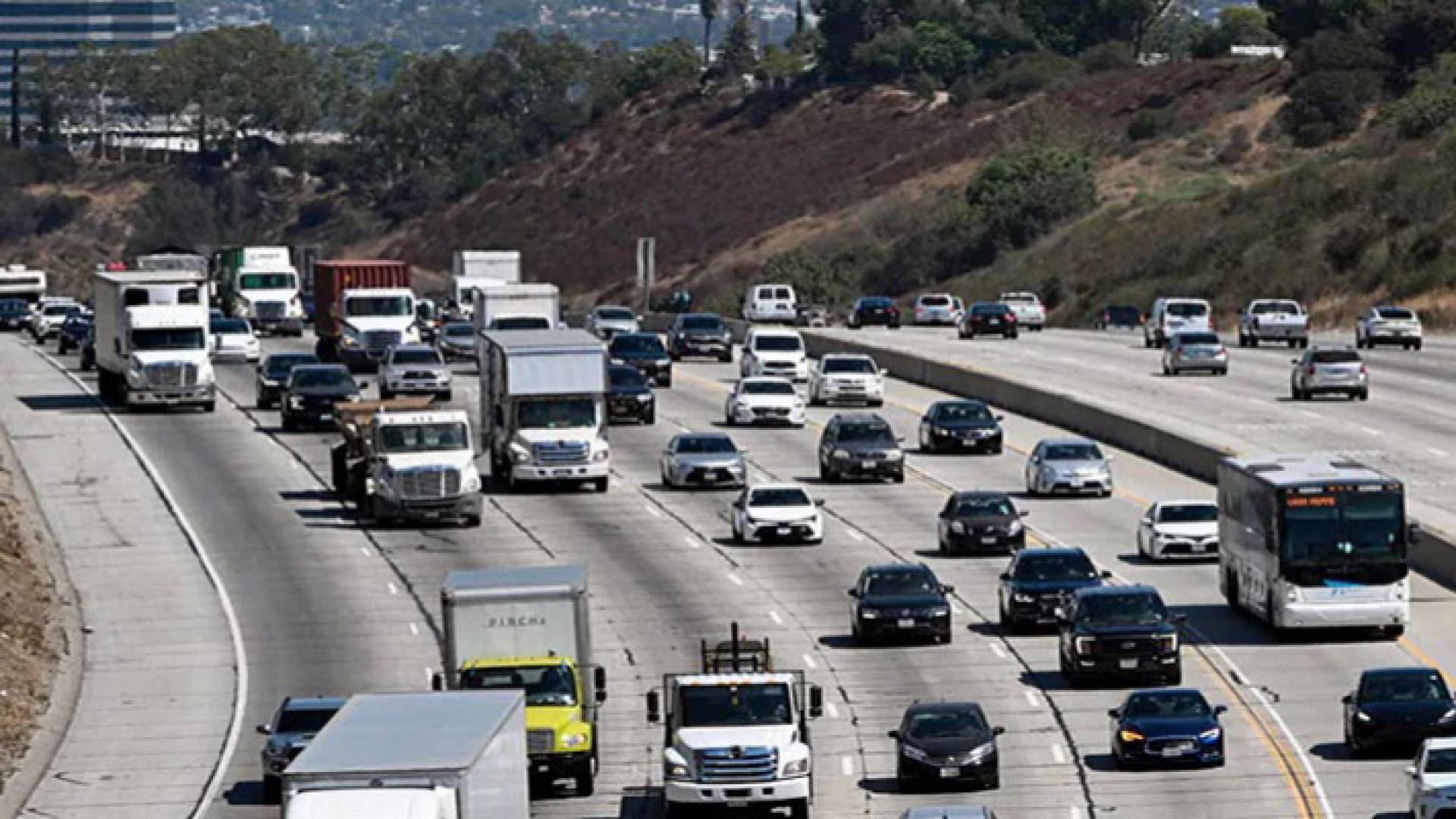 صورة أرشيفية لمركبات في الطريق العام