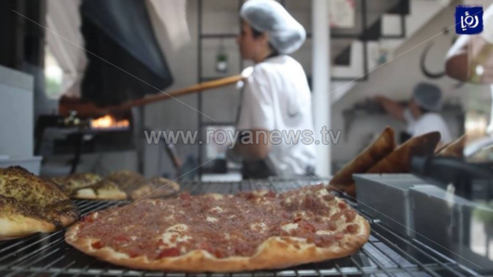 سيدة تعمل في مشروع "نسوان الفرن" في لبنان