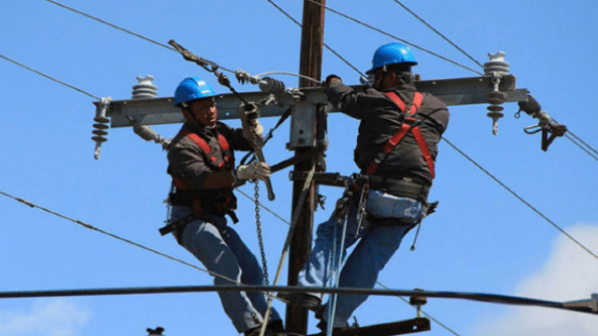 عاملون في الكهرباء