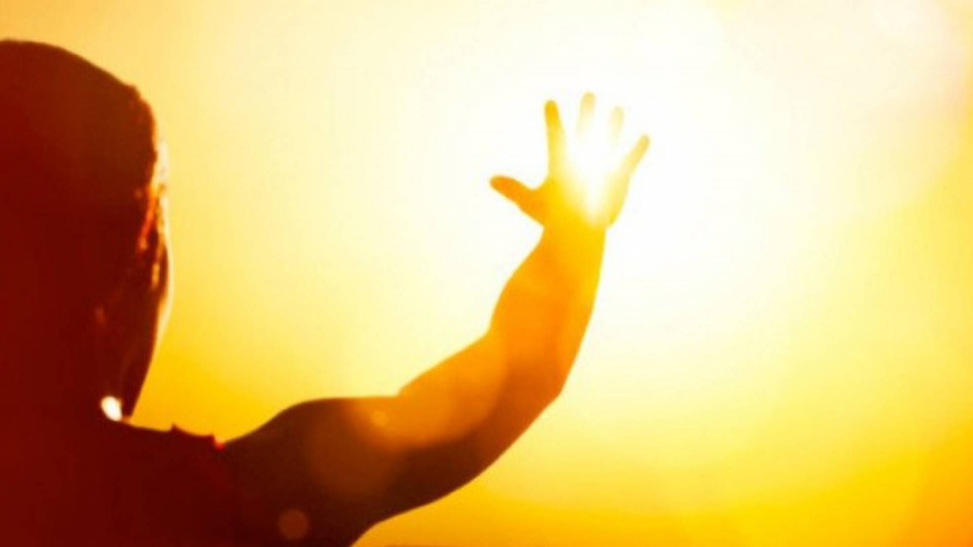 صورة تعبيرية لشخص يقاوم أشعة الشمس