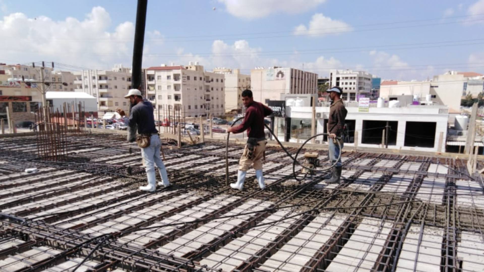 عمال أثناء عملهم في قطاع الإنشاءات
