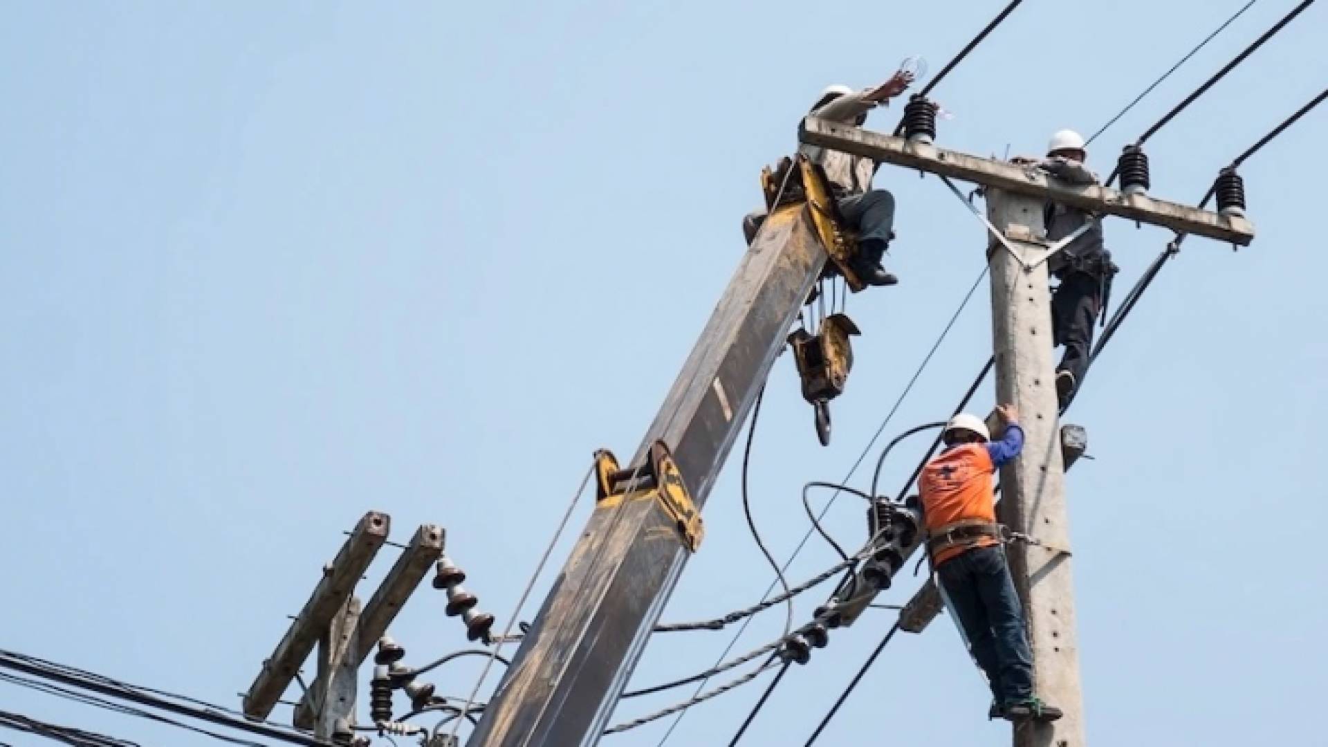 صورة أرشيفية لعمال صيانة الكهرباء
