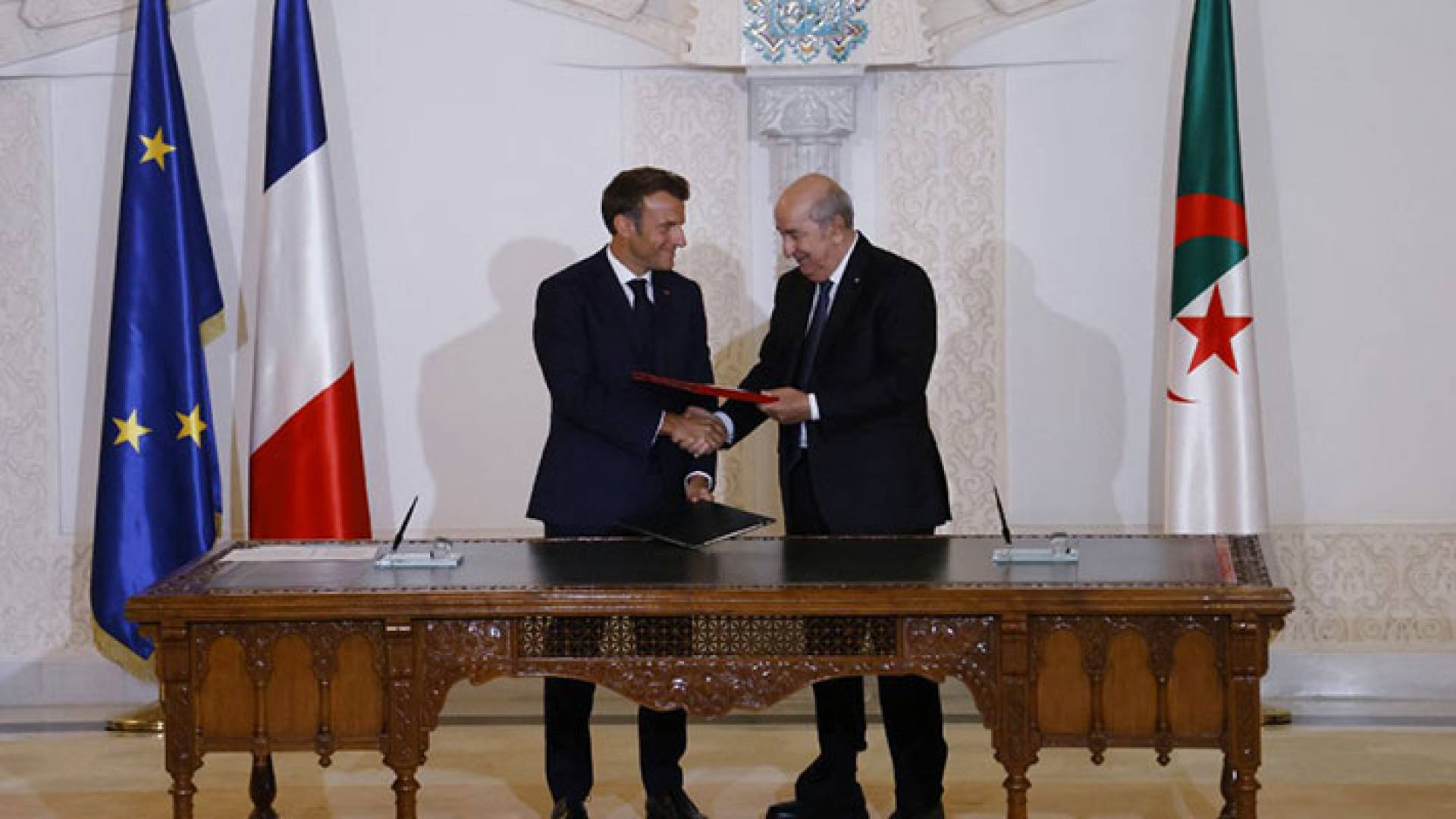 الرئيسان الجزائري عبد المجيد تبون (يمين) والفرنسي إيمانويل ماكرون (يسار)