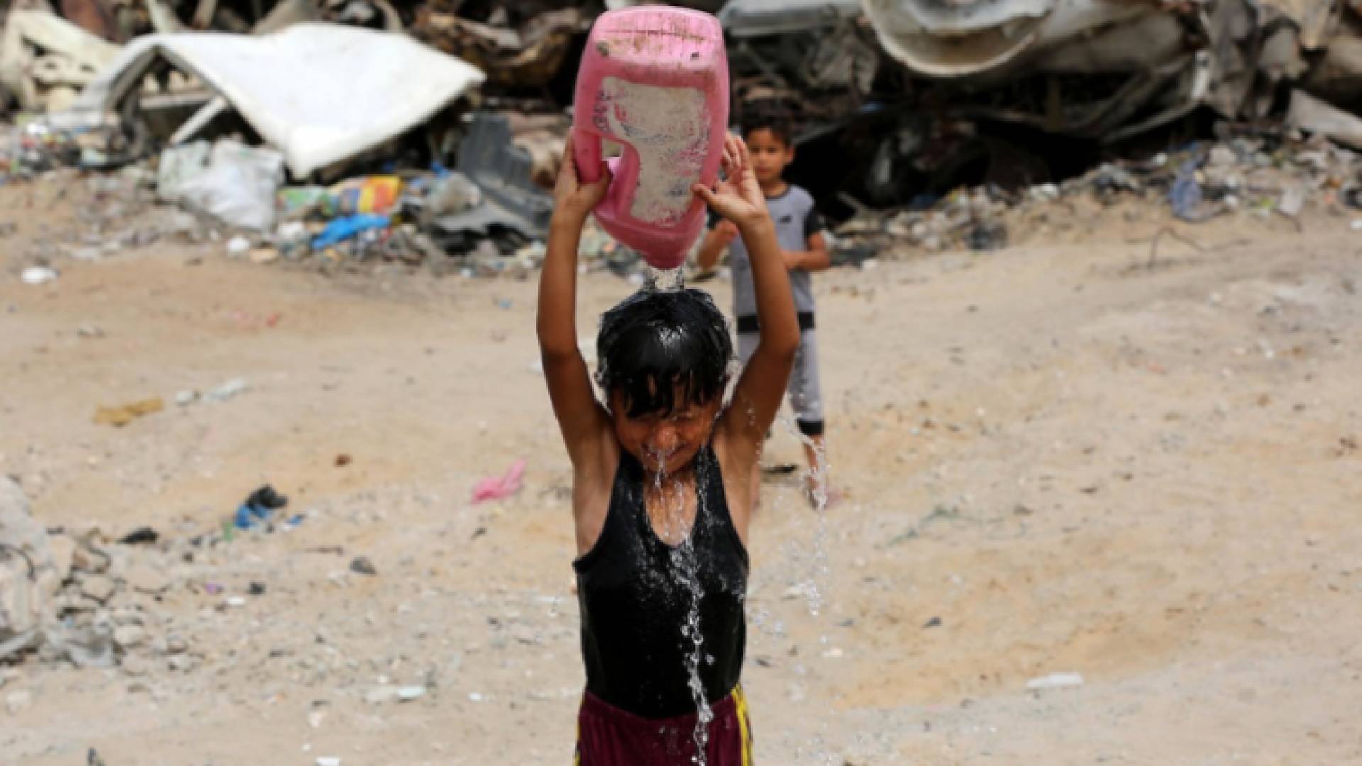 صورة لطفل يلهو بالمياه