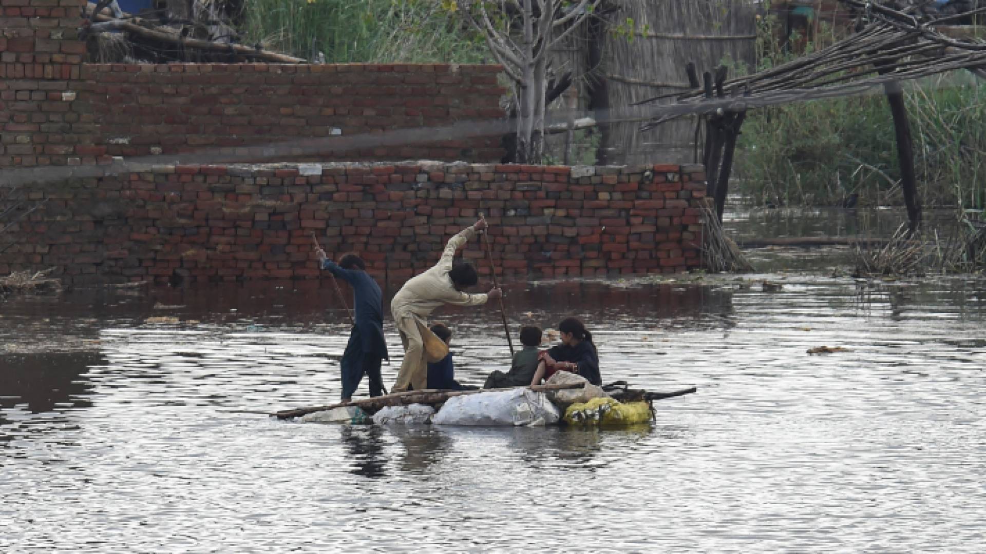 أشخاص من باكستان أثناء تعاملهم مع الفيضانات التي تجتاح البلاد