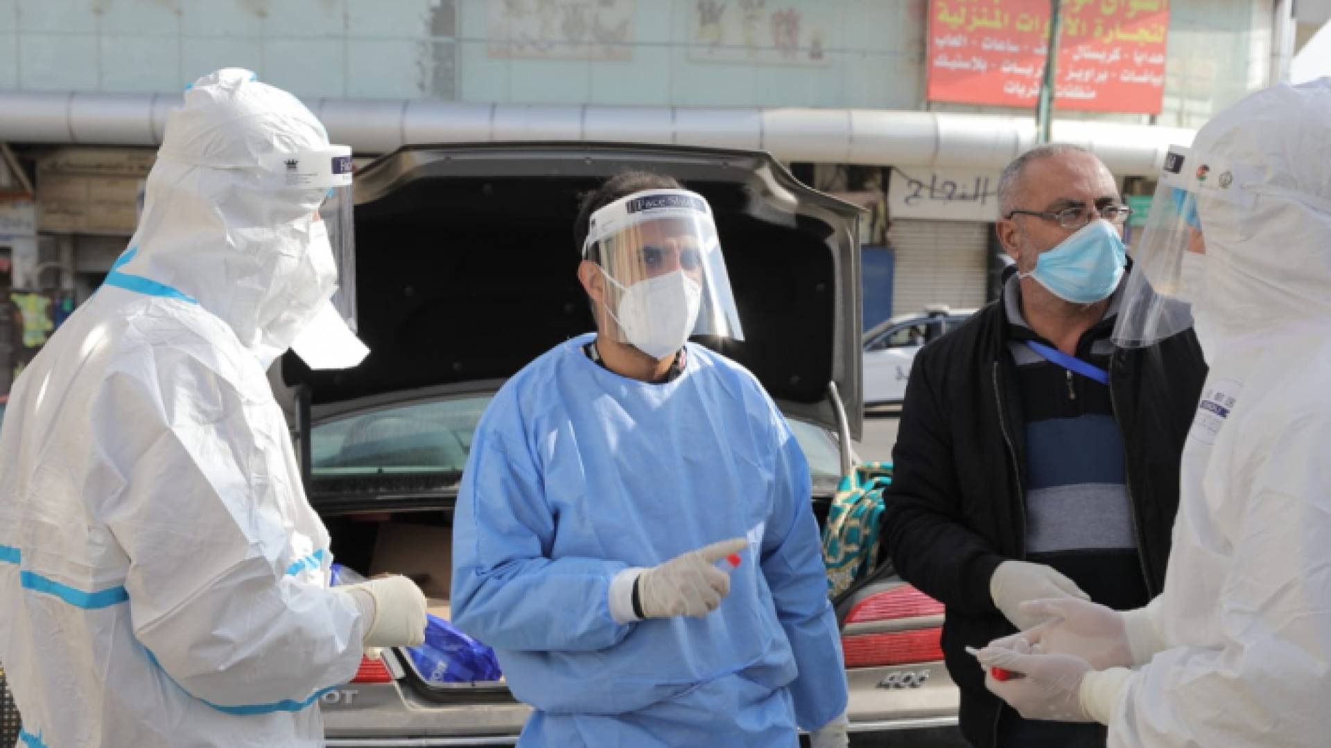 كوادر طبية في أحد المستشفيات لعلاج مصابي كورونا