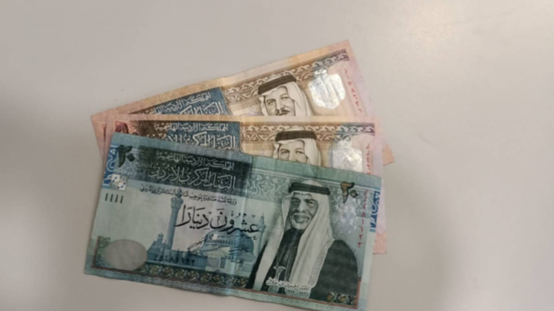 عملة ورقية من فئتي الـ50 و20 دينارا أردنيا