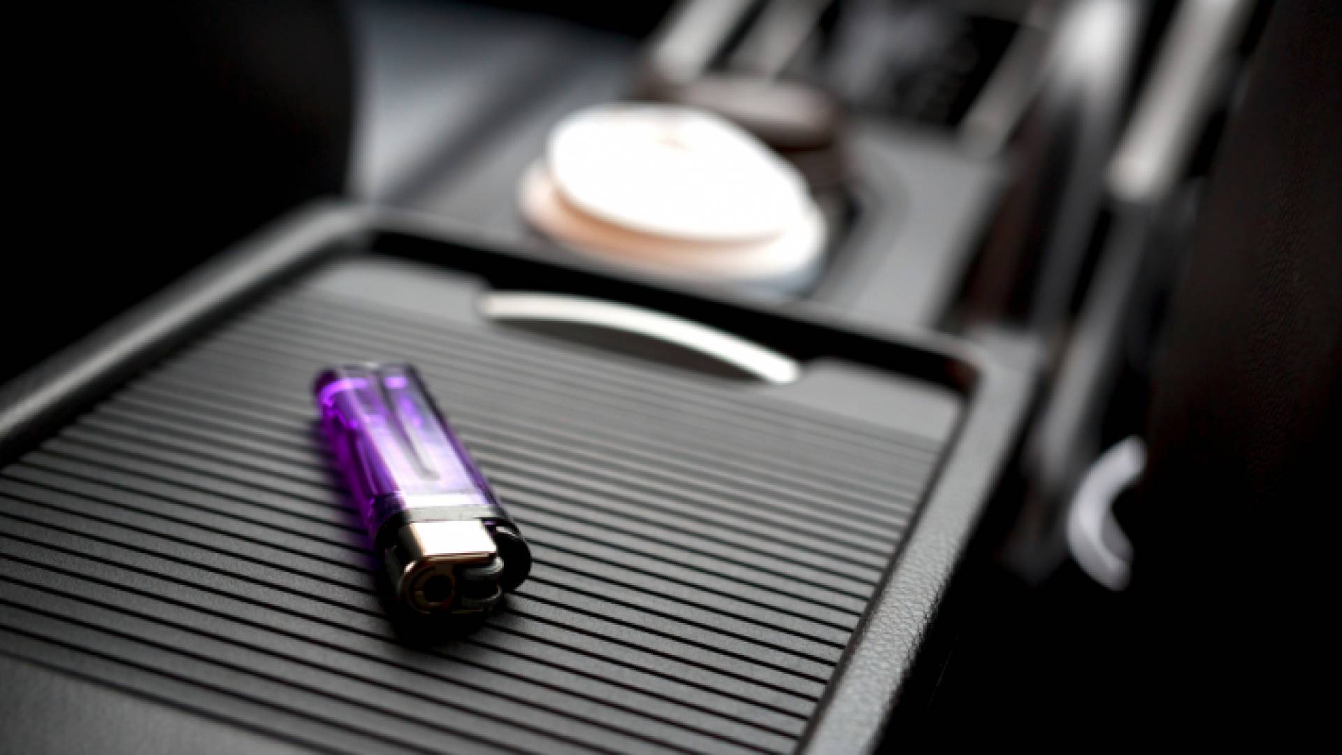 ولاعة داخل مركبة