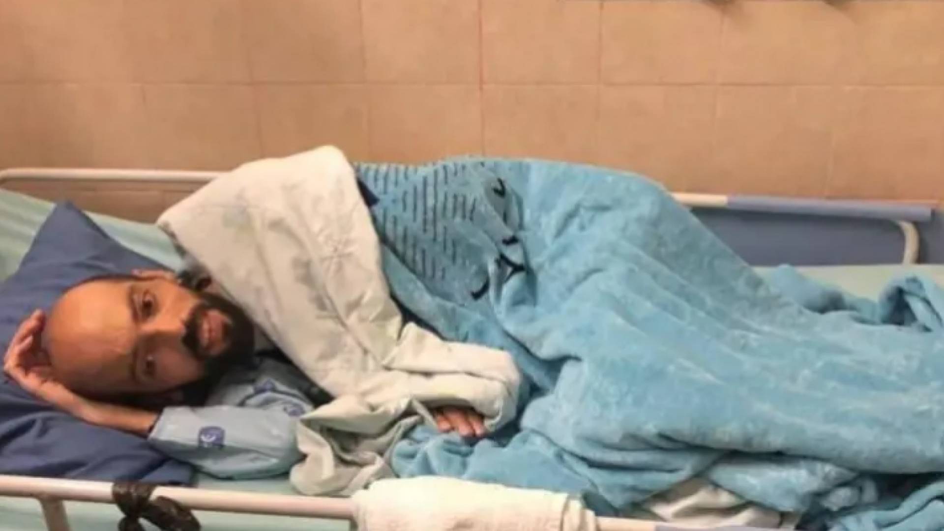 الأسير خليل عواودة داخل المستشفى