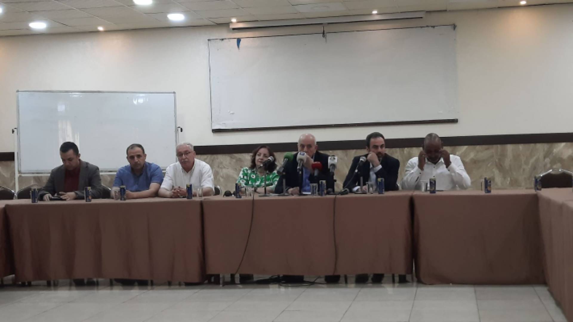 نقيب الأطباء أثناء المؤتمر الصحفي