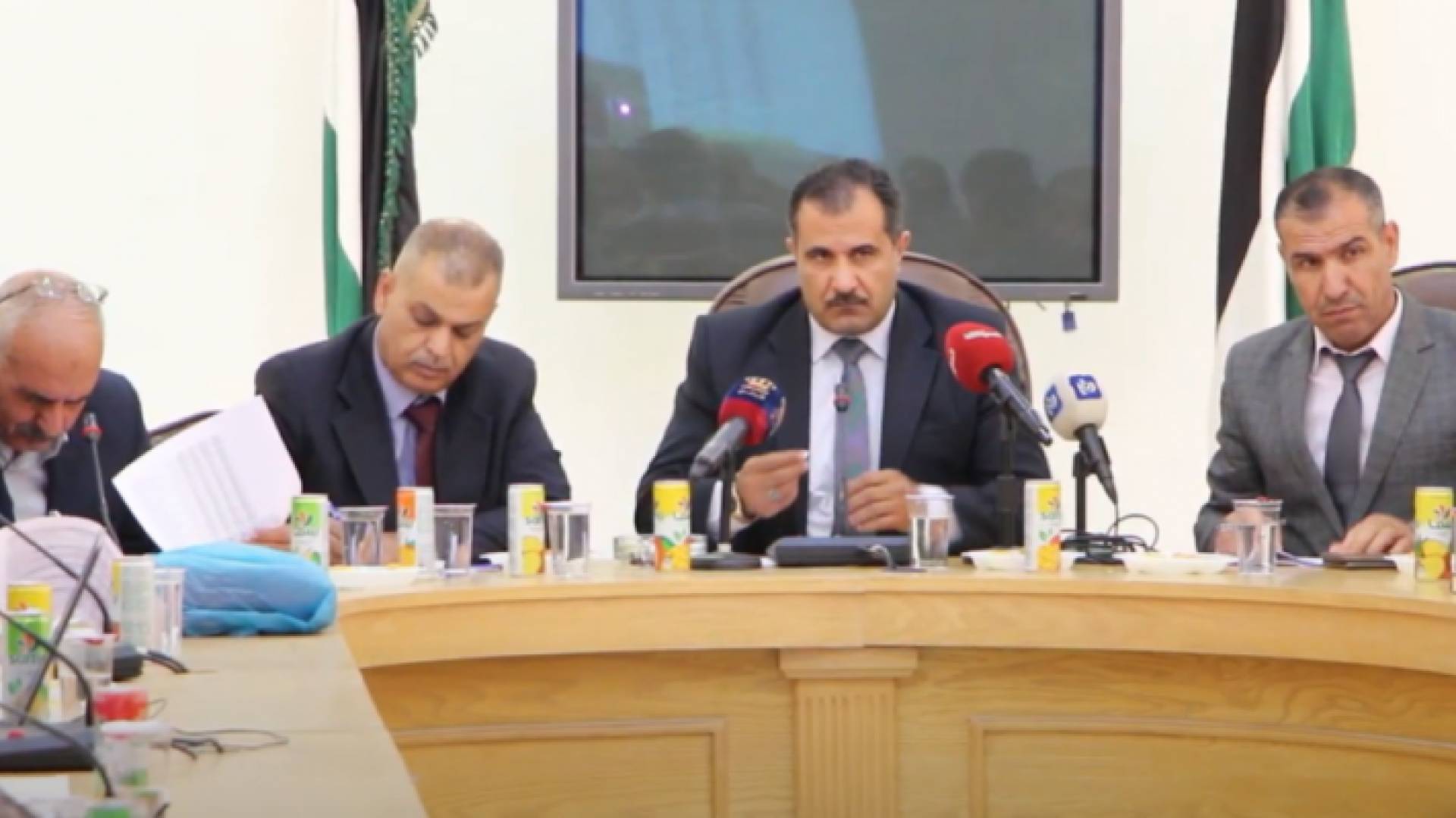 جانب من اجتماع مجلس محافظة الطفيلة