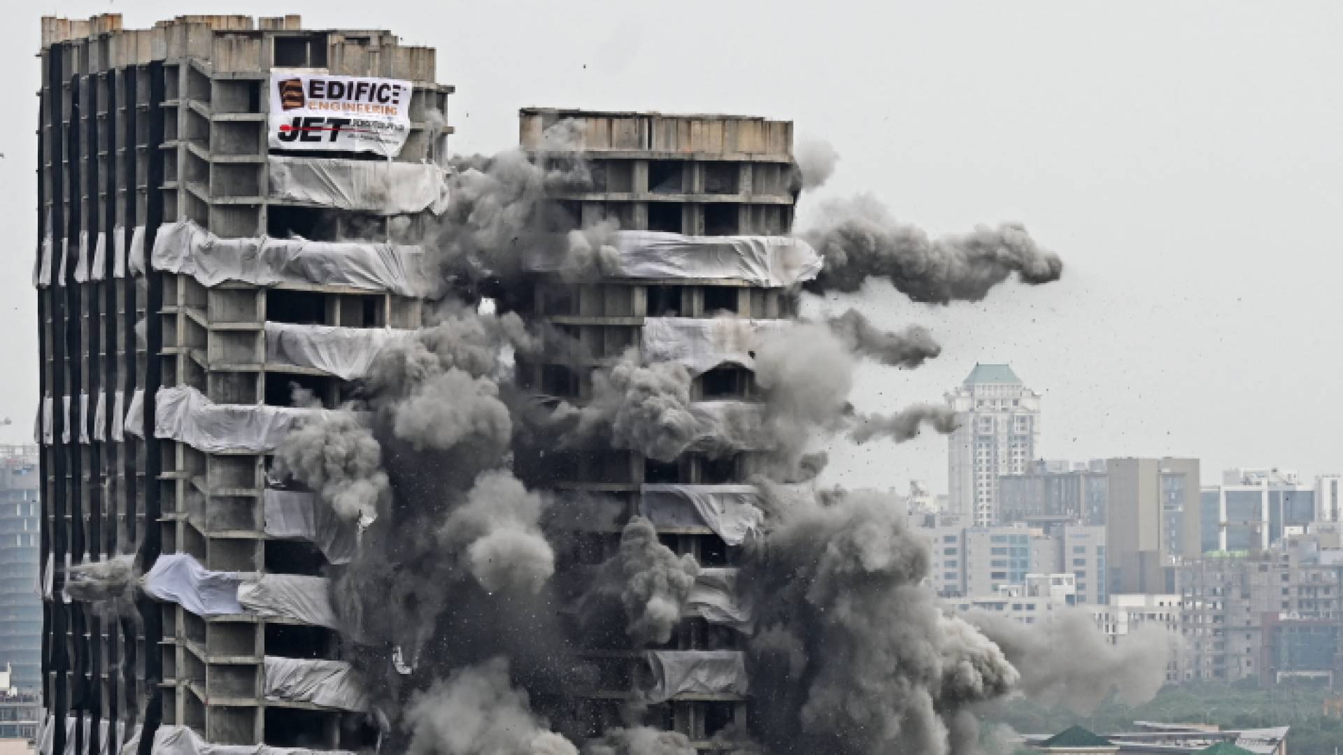 سحب من الغبار بعد تفجير البرجين