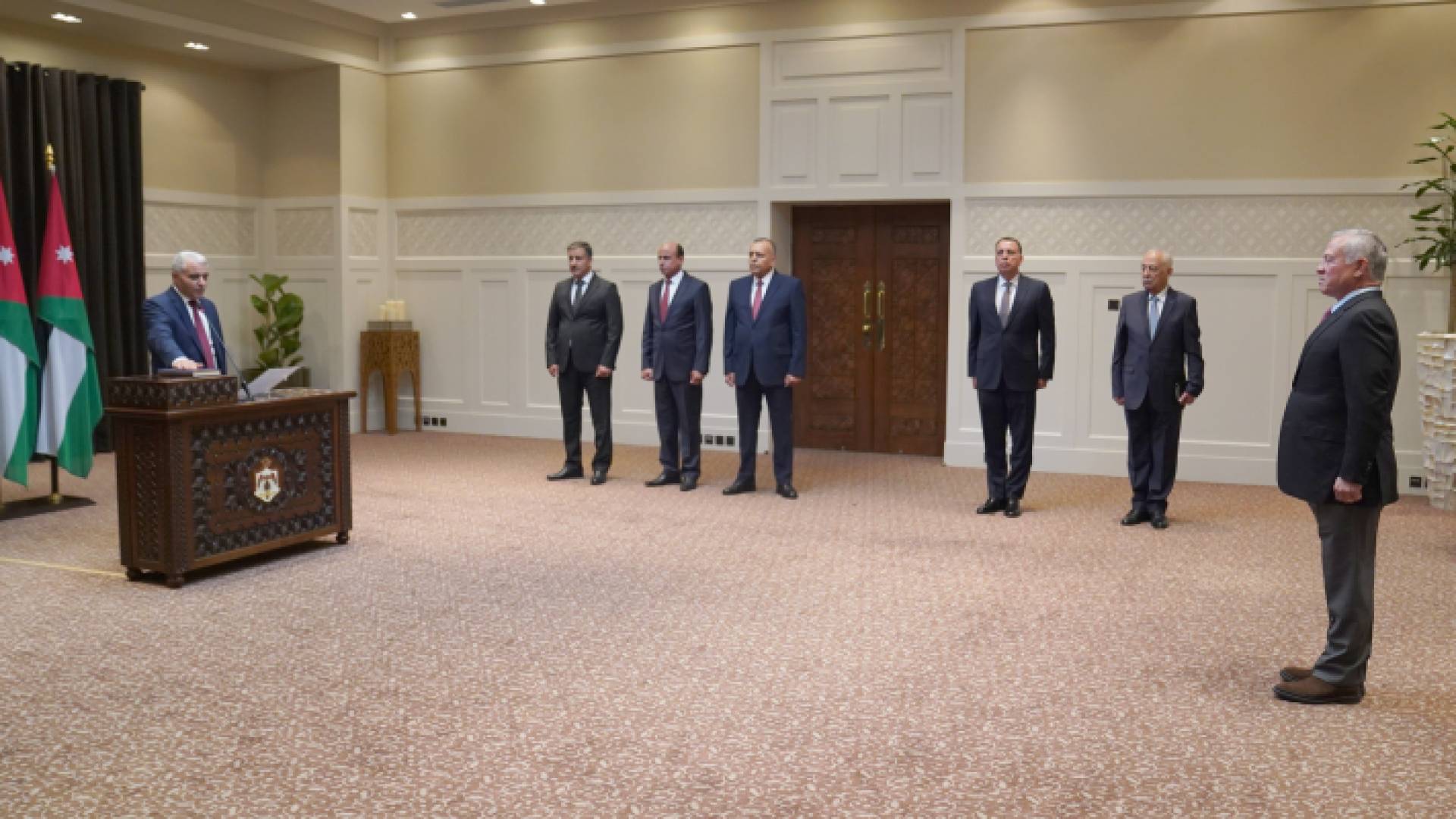 أحد المحافظين يؤدي اليمين أمام الملك