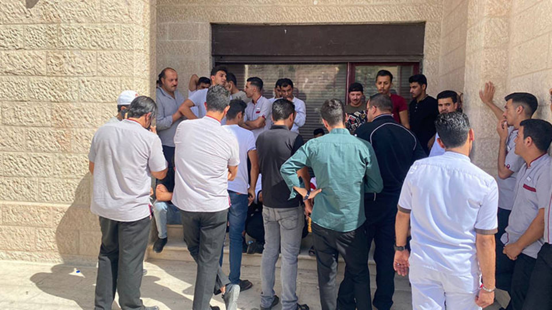 الموظفون المحتجون