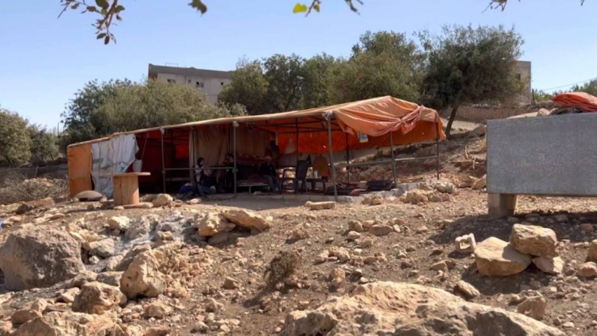 الخيمة التي تعيش فيها عائلة الطالبة ذكى في عجلون