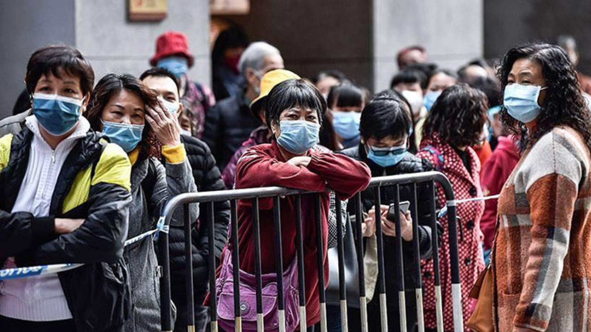 مواطنون صينيون في إنتظار إجراء فحص بي سي آر للكشف عن فيروس كورونا