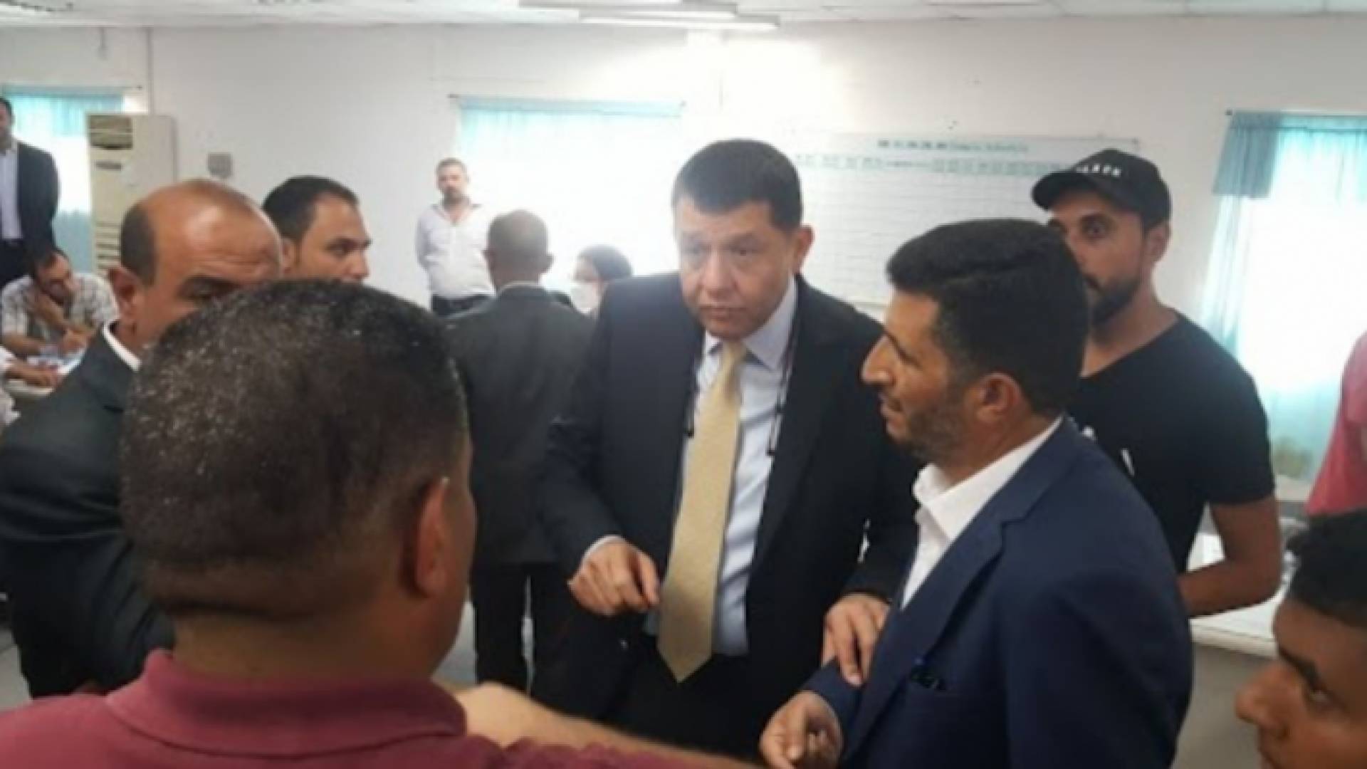 وزير العمل نايف استيتية يلتقي العاملين في أحد مصانع الألبسة في الكرك