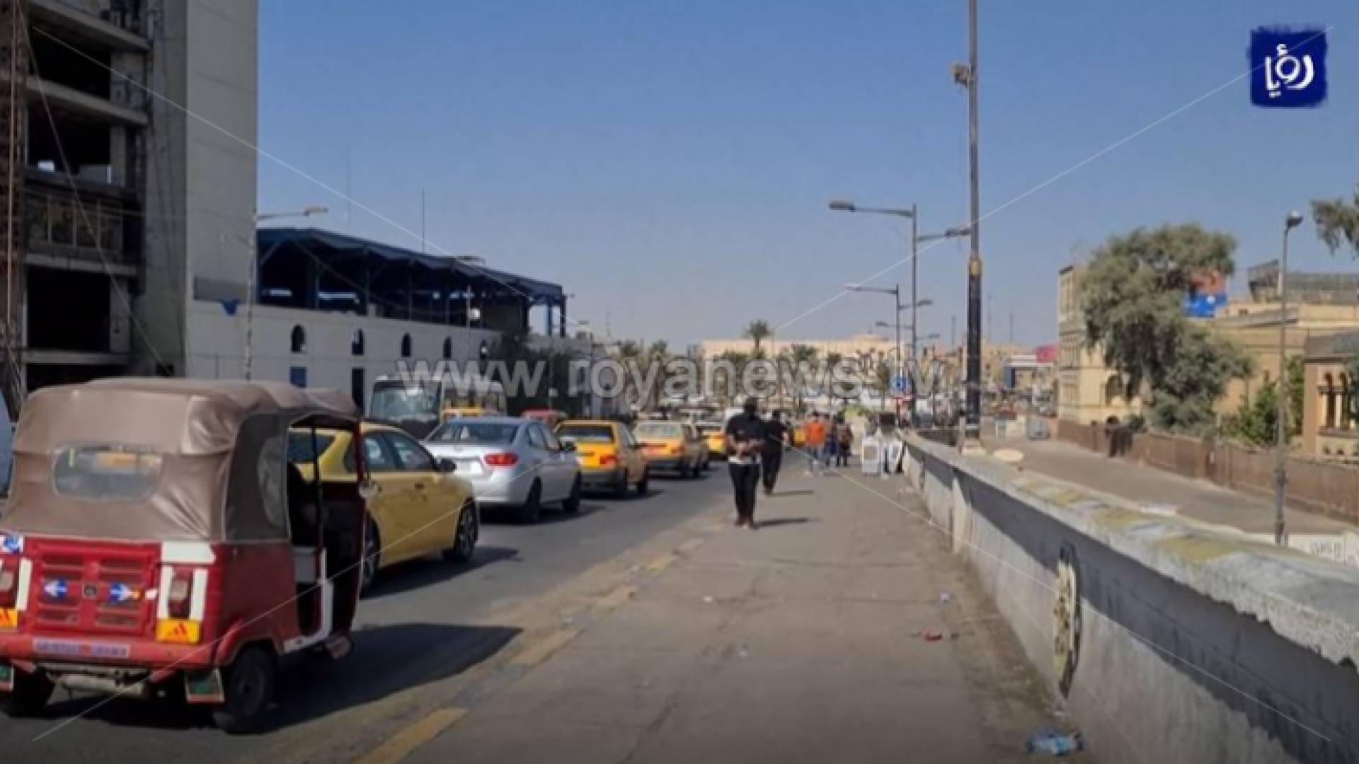 مركبات تسير على الشارع العام في العاصمة العراقية بغداد