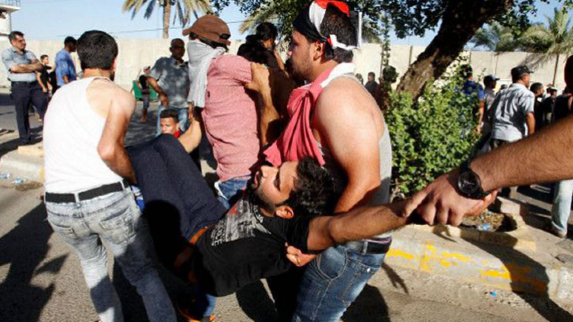 أحد المصابين في المواجهات ببغداد