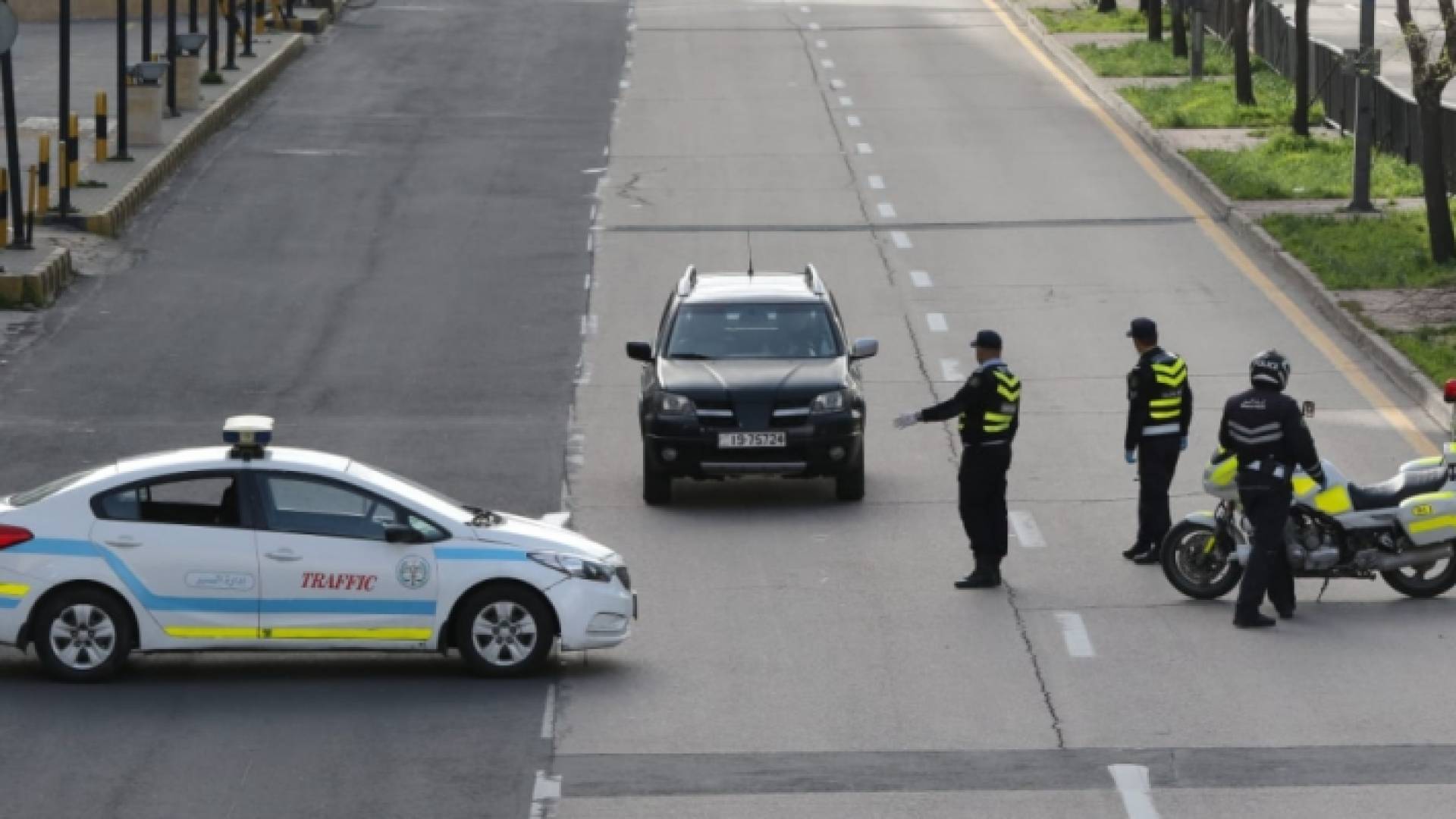 شرطة السير توقف مركبة