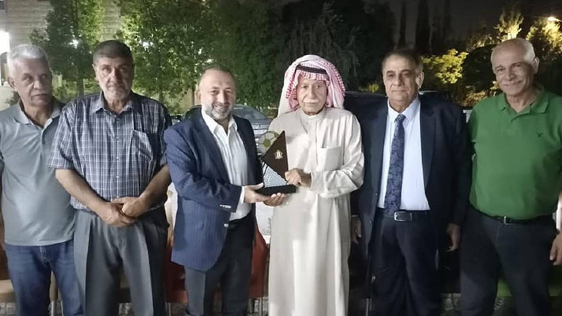 جانب من تكريم الشيخ طراد الفايز من رئيس نادي الوحدات بشار الحوامدة