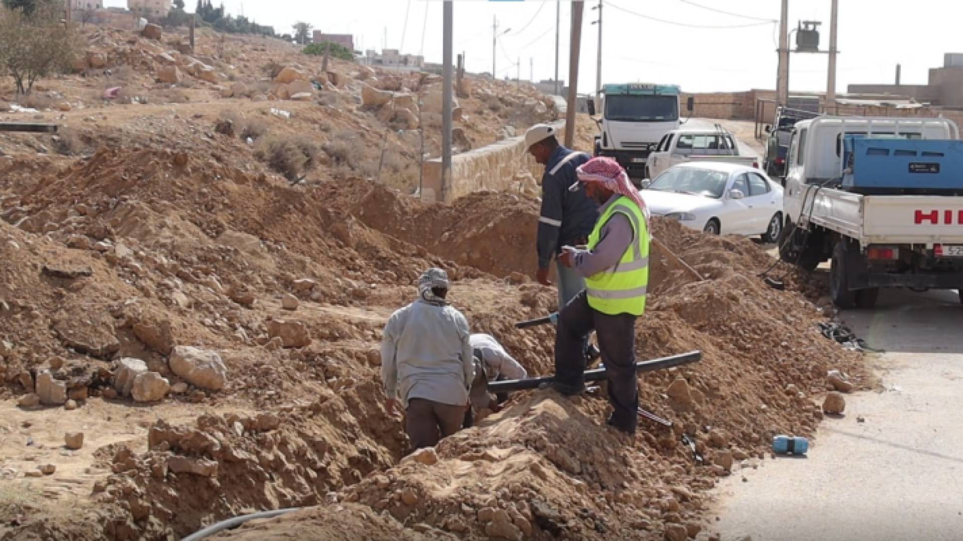 كوادر إدارة مياه معان أثناء تأدية عملها في الراجف