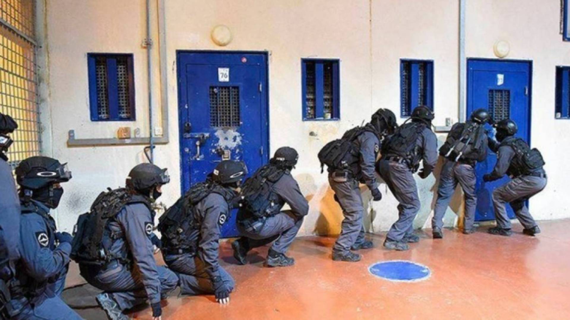 قوات القمع أثناء اقتحام سجن ريمون - أرشيفية