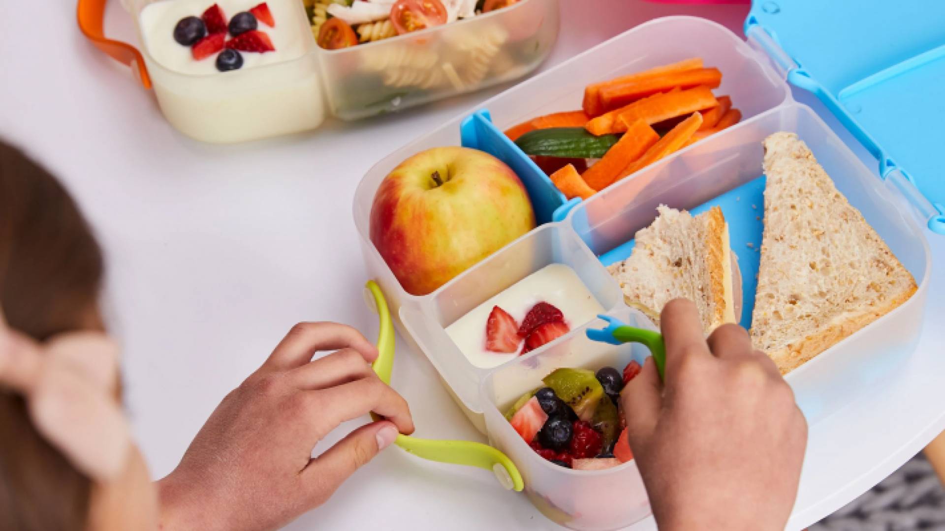 طفلة تتناول الطعام