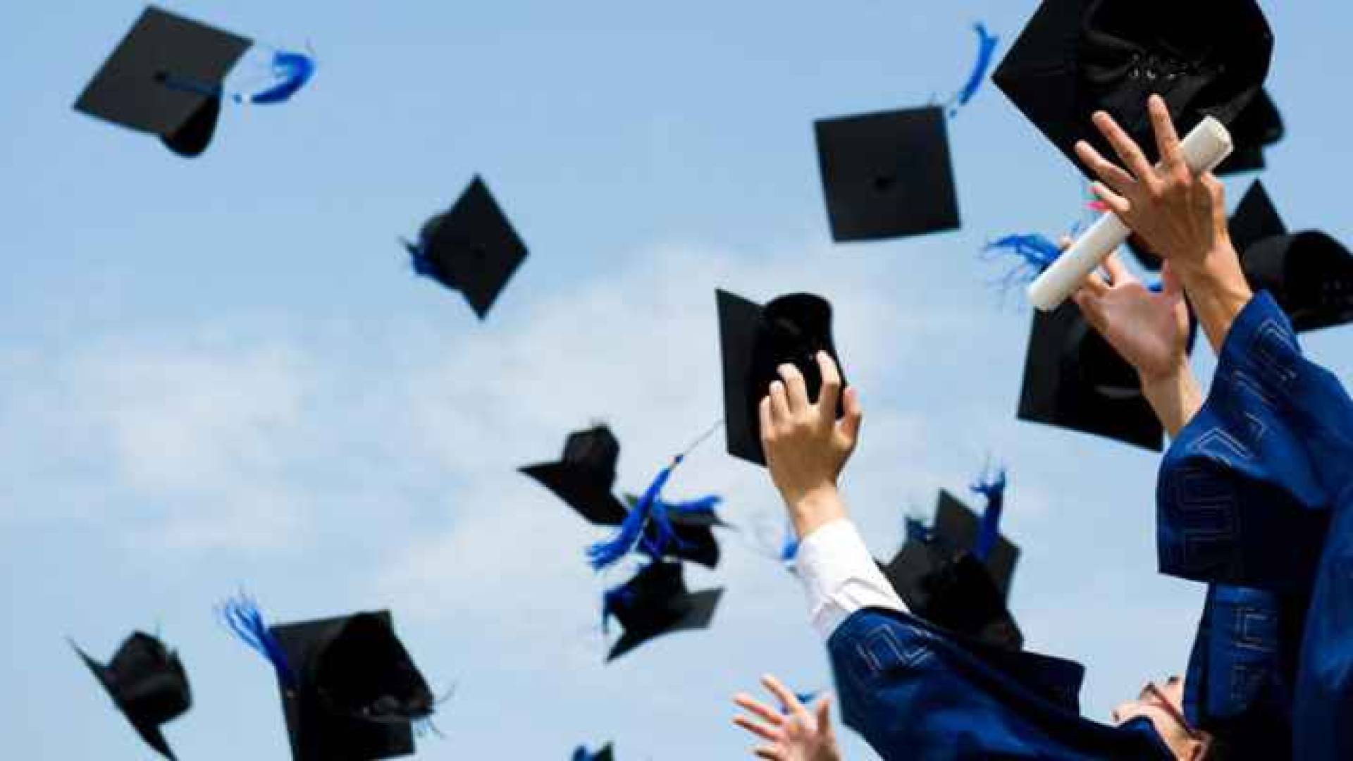 صورة تعبيرية لفرحة ناجحين بالتخرج