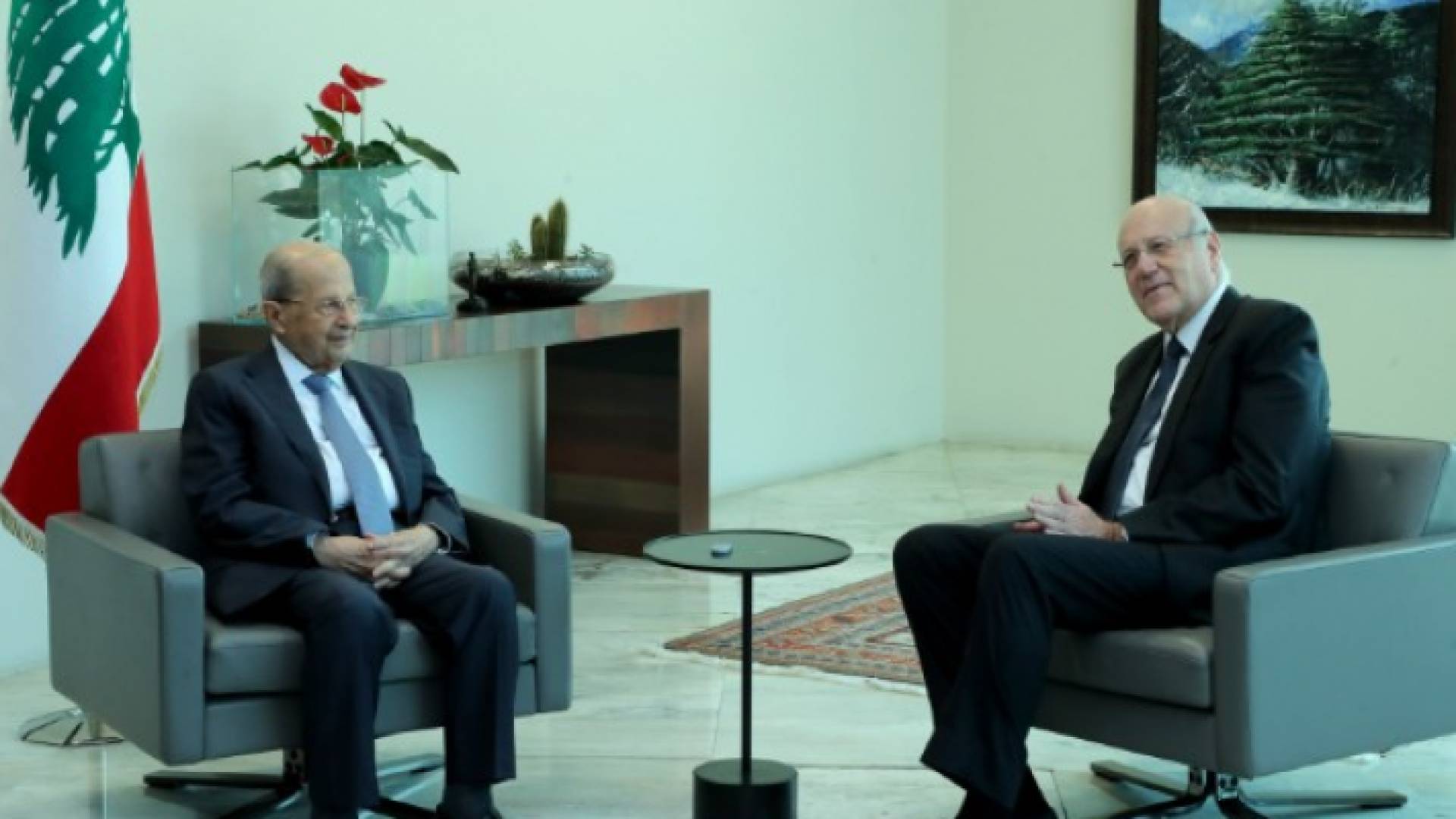 الرئيس اللبناني ميشيل عون في اجتماع مع رئيس الحكومة المكلف نجيب ميقاتي