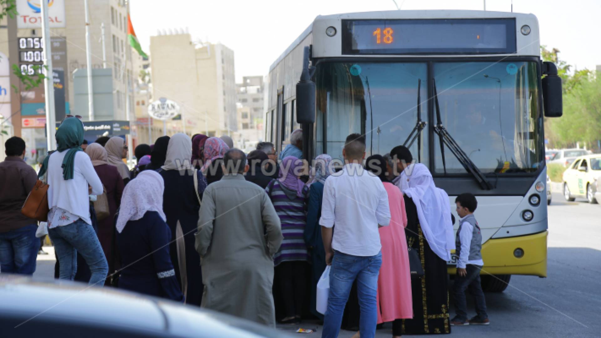 مواطنون يستقلون حافلة للنقل العام