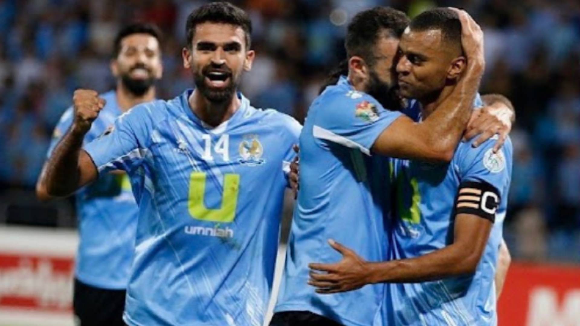 لاعبو الفيصلي يحتفلون بالفوز على معان في دوري المحترفين