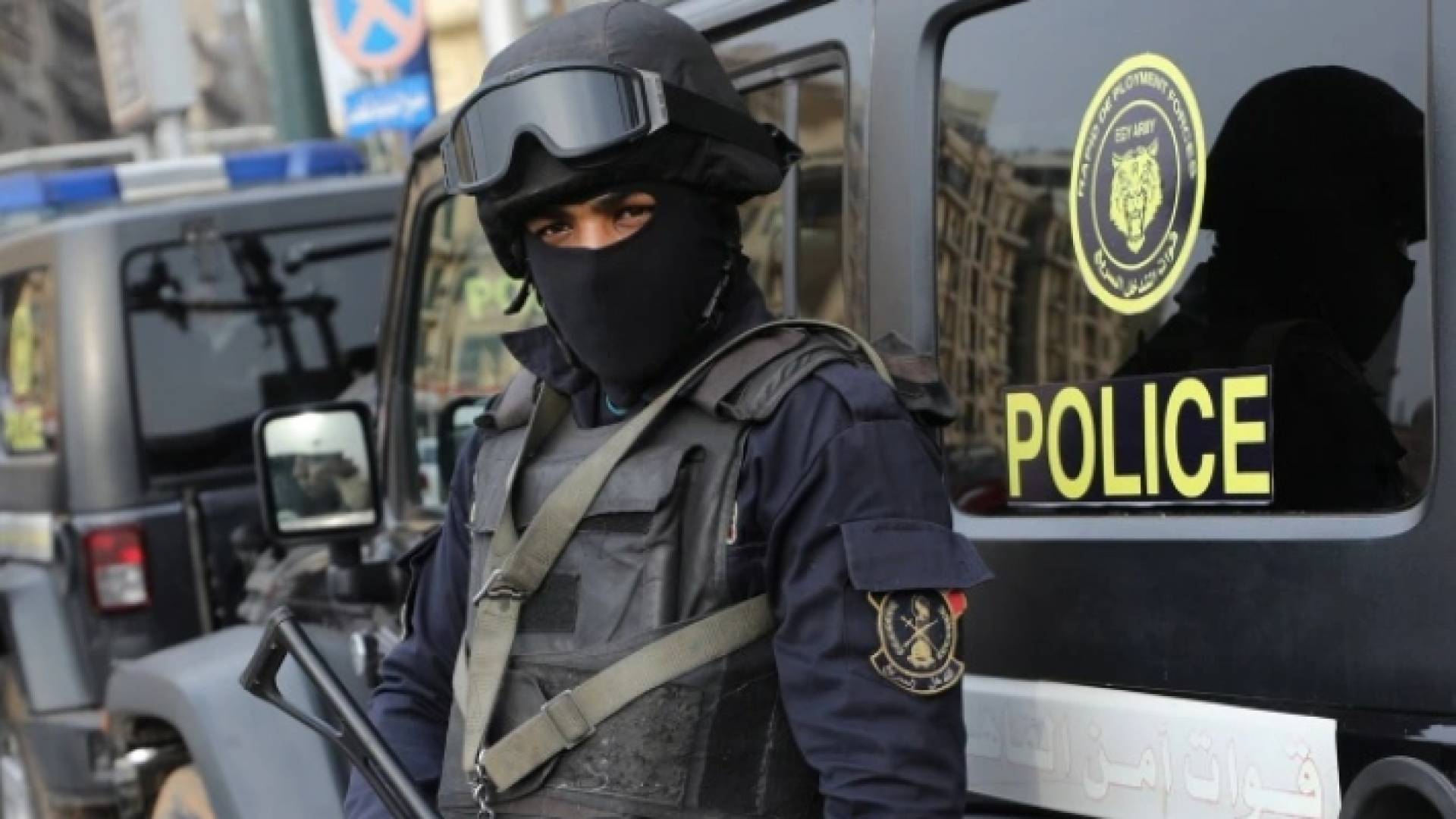 عنصر من الأمن المصري