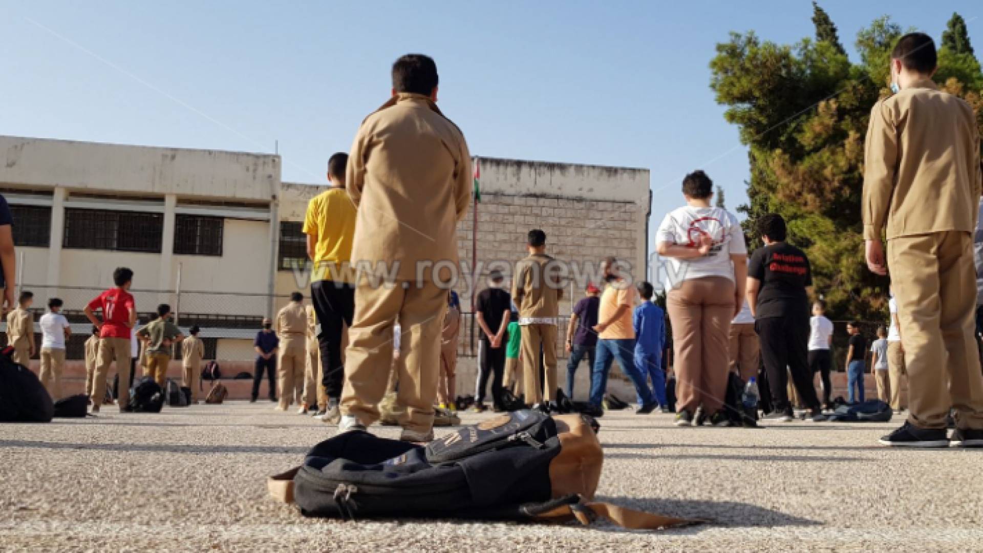 طلاب مدرسة حكومية أثناء اصطفافهم في طابور صباحي