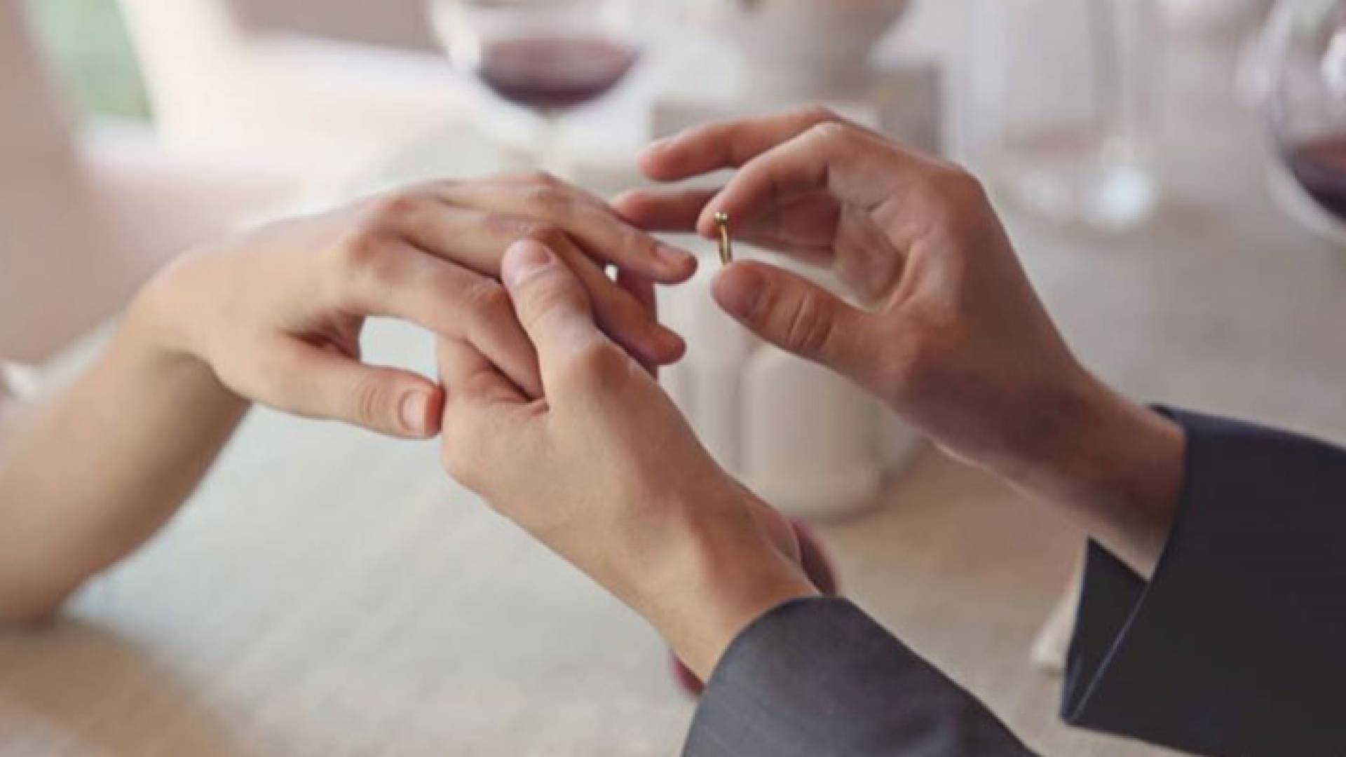 عريس يلبس عروسه خاتما