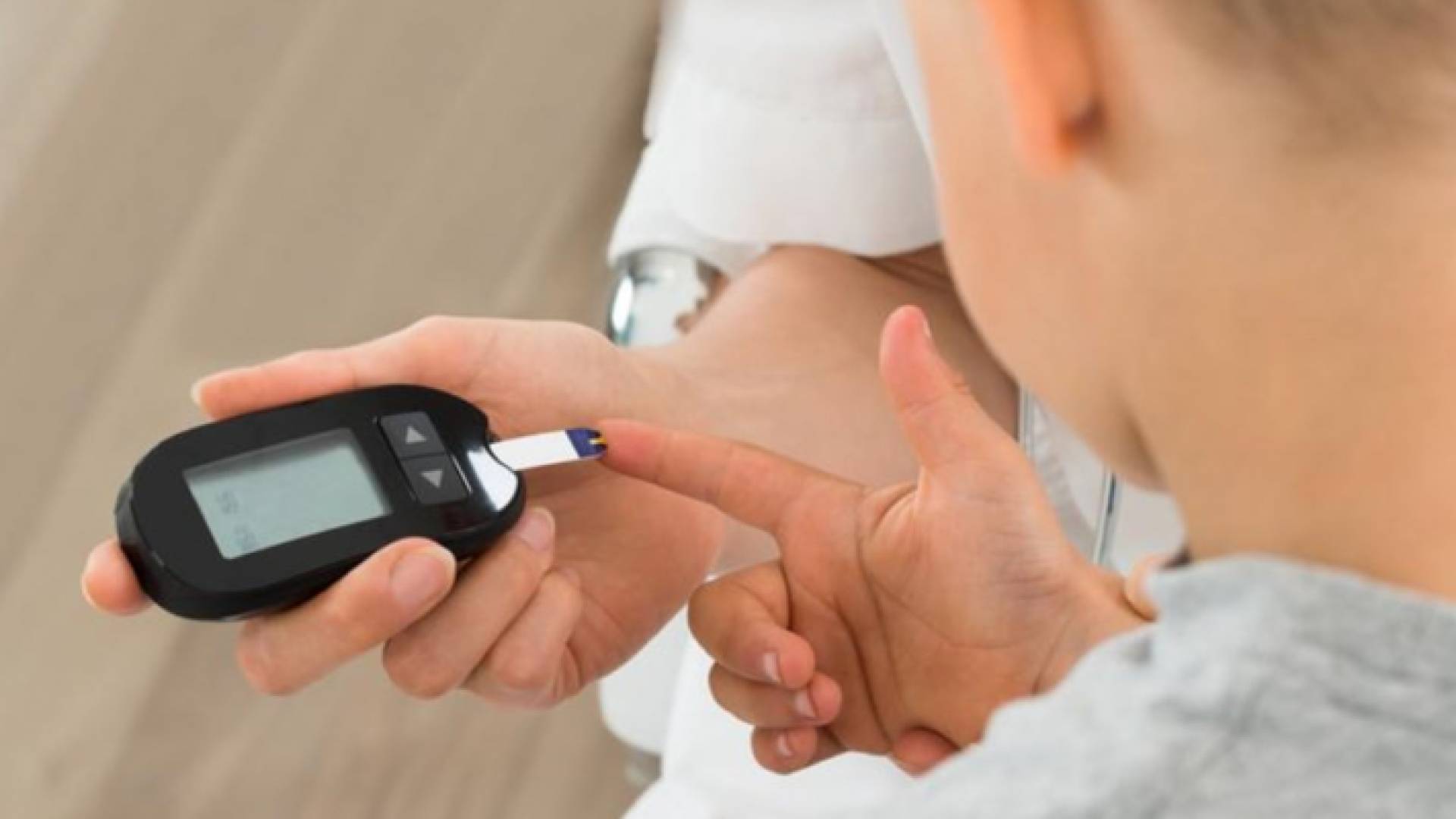 طفل يجري فحصا للسكري