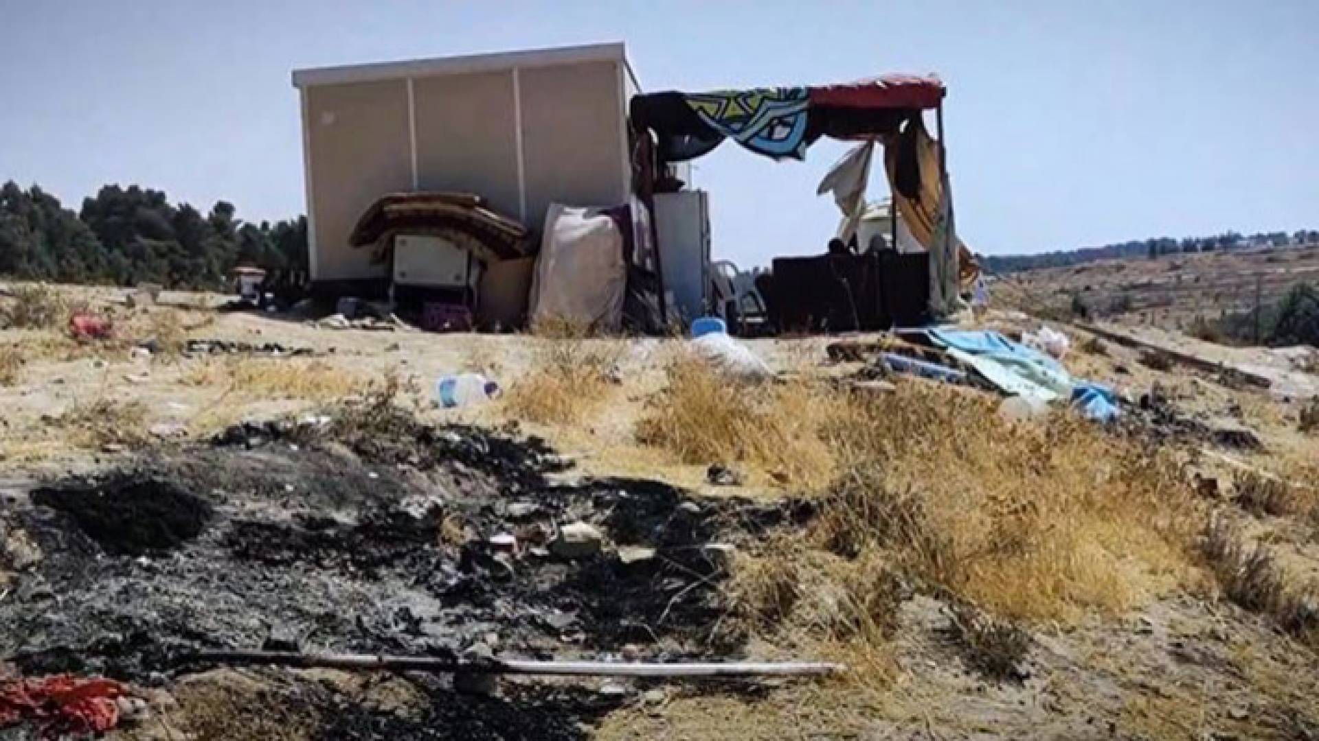 الخيمة التي تعيش بها أم فايز وابنتها وحفيدها