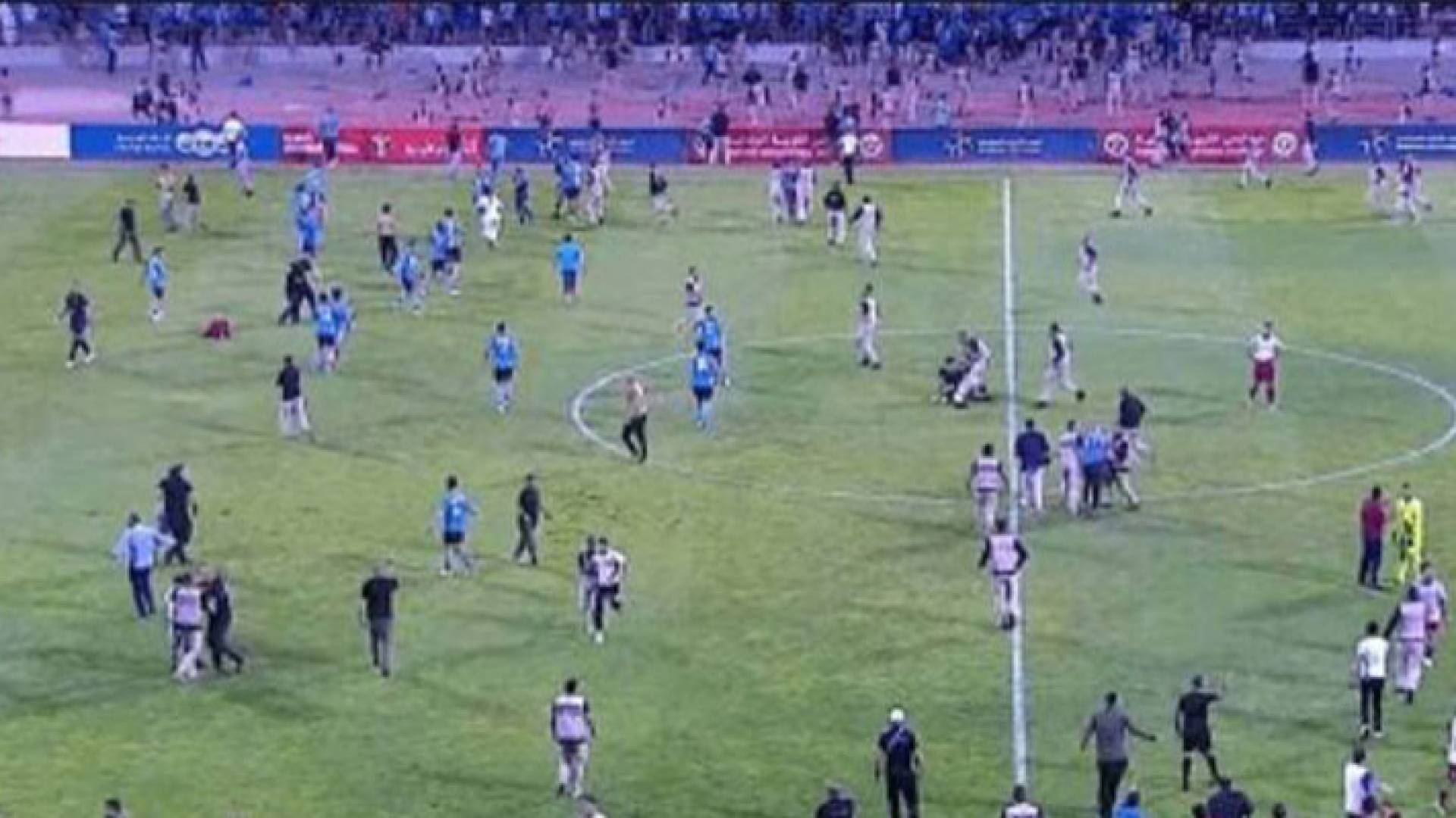 لحظة اقتحام جماهير الفيصلي أرضية الملعب خلال مباراة معان في الدوري