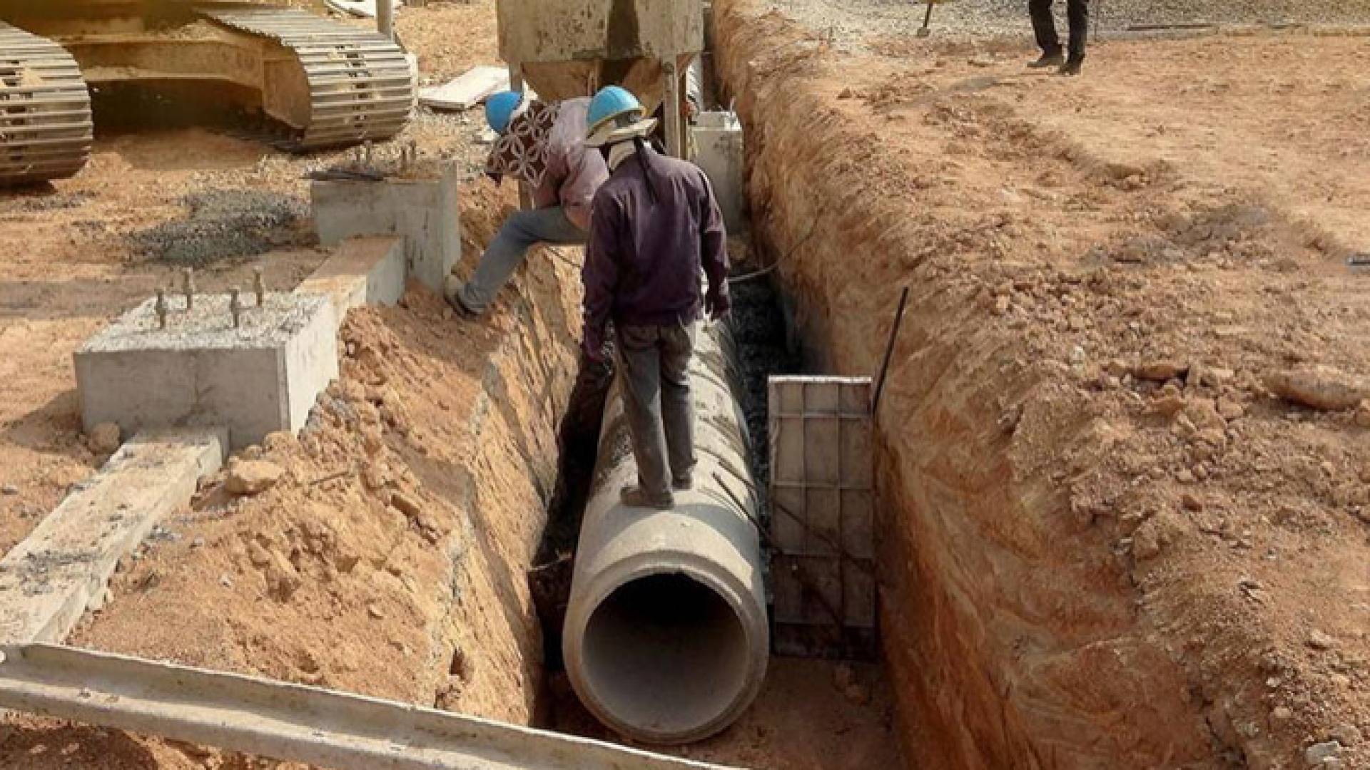 عمال في أحد مشاريع الصرف الصحي