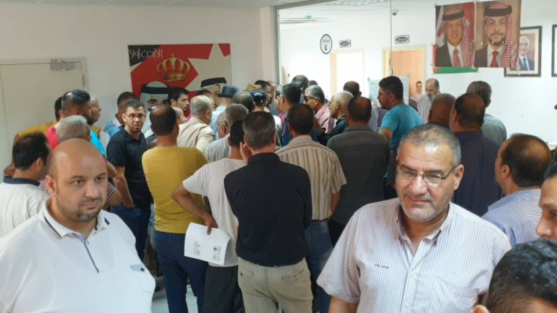 مالكو وسائل النقل العام أثناء استلام دعم المحروقات